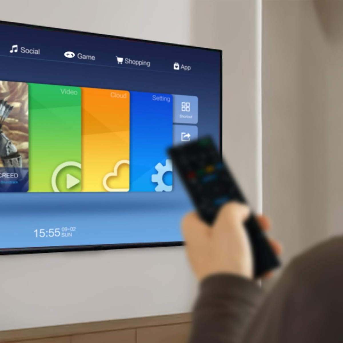 Eine Person hält eine Fernbedienung und richtet sie auf einen Fernseher. Der Fernseher zeigt App-Symbole, Uhrzeit und Videooptionen an.
