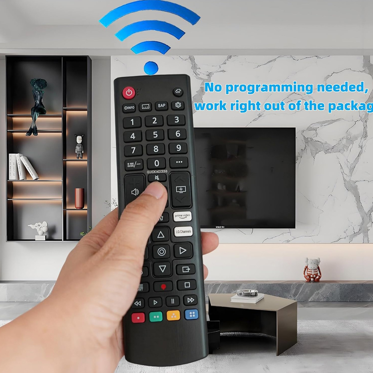 Eine Hand hält eine schwarze TV-Fernbedienung. Ein WLAN-Symbol schwebt darüber. Im Hintergrund sind ein Fernseher und Möbel.