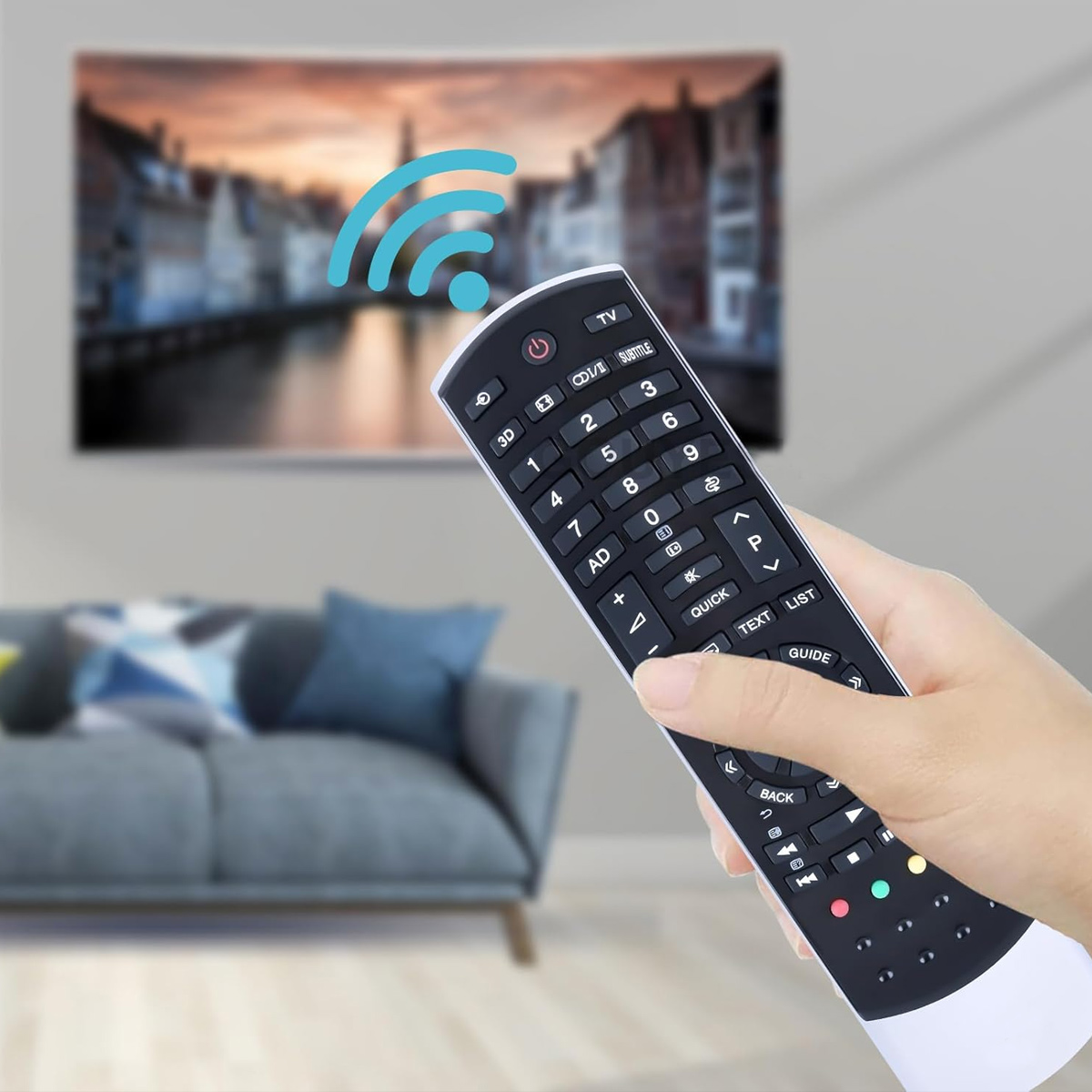 Eine Hand hält eine TV-Fernbedienung, auf deren Bildschirm eine Stadtlandschaft zu sehen ist. Über der Fernbedienung befindet sich ein WLAN-Symbol.