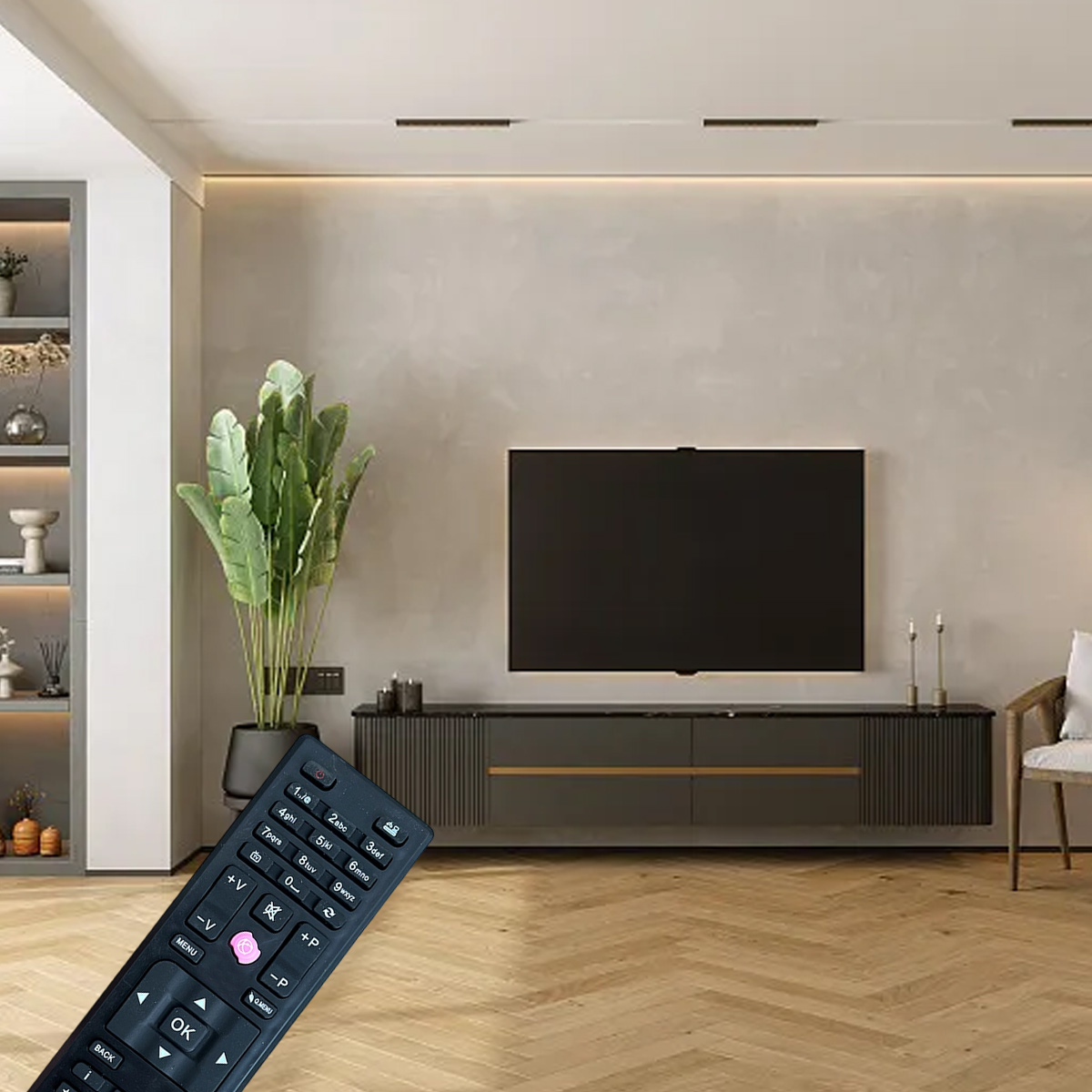 Ein modernes Wohnzimmer mit Fernseher, Fernbedienung, Pflanze und Holzboden. Die Fernbedienung ist im Vordergrund.