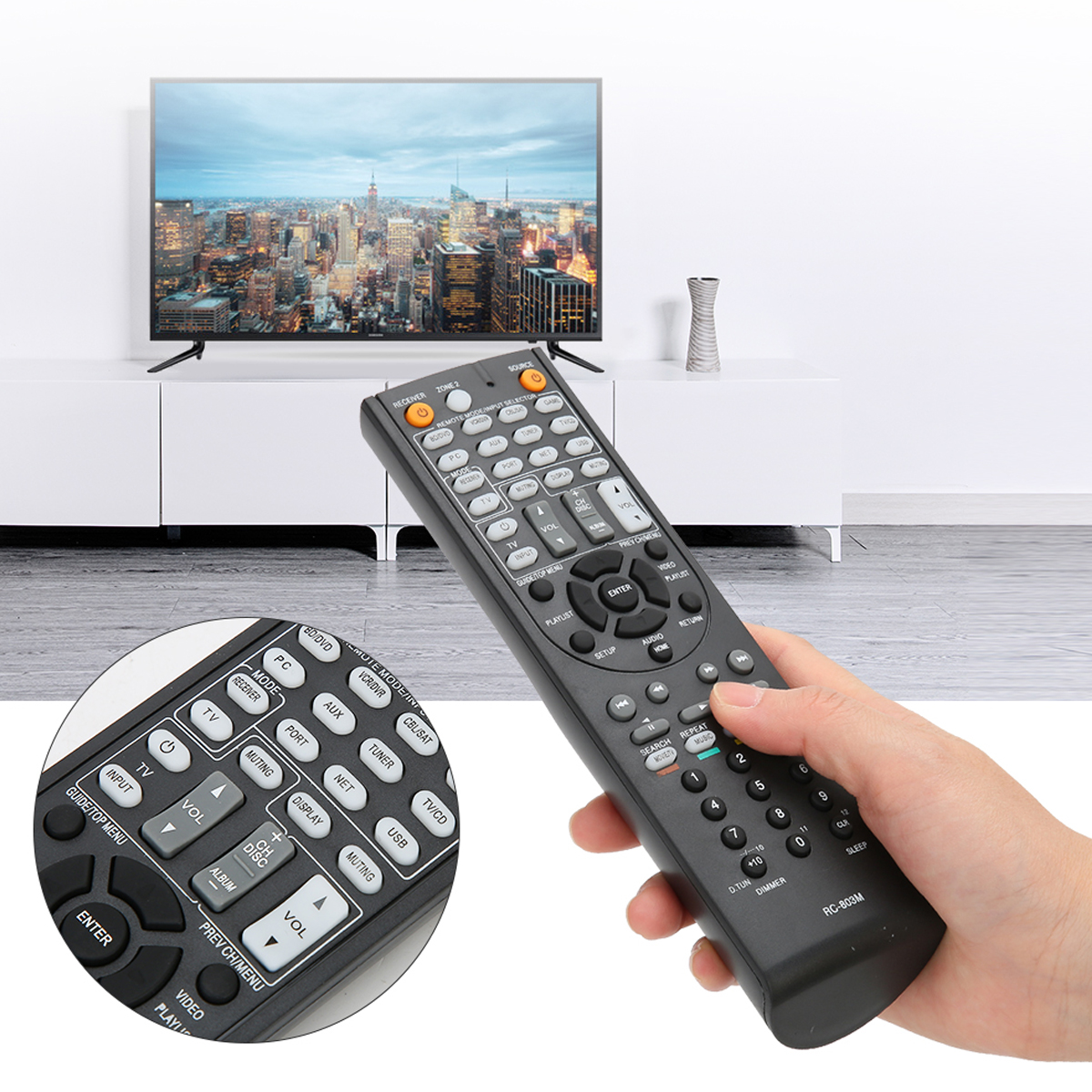 Eine Hand hält eine schwarze Fernbedienung, im Hintergrund ein Fernseher. Der Fernseher zeigt eine Stadtlandschaft.