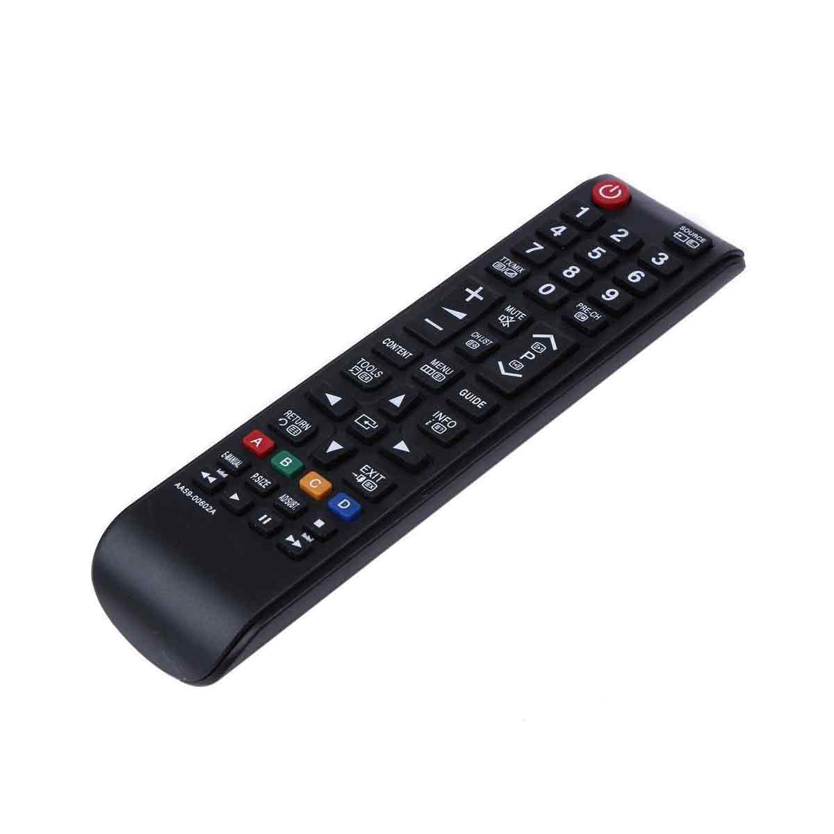 Schwarze TV-Fernbedienung mit mehreren Tasten, einschließlich Zahlen, Lautstärke und Kanalsteuerung, auf weißem Hintergrund.