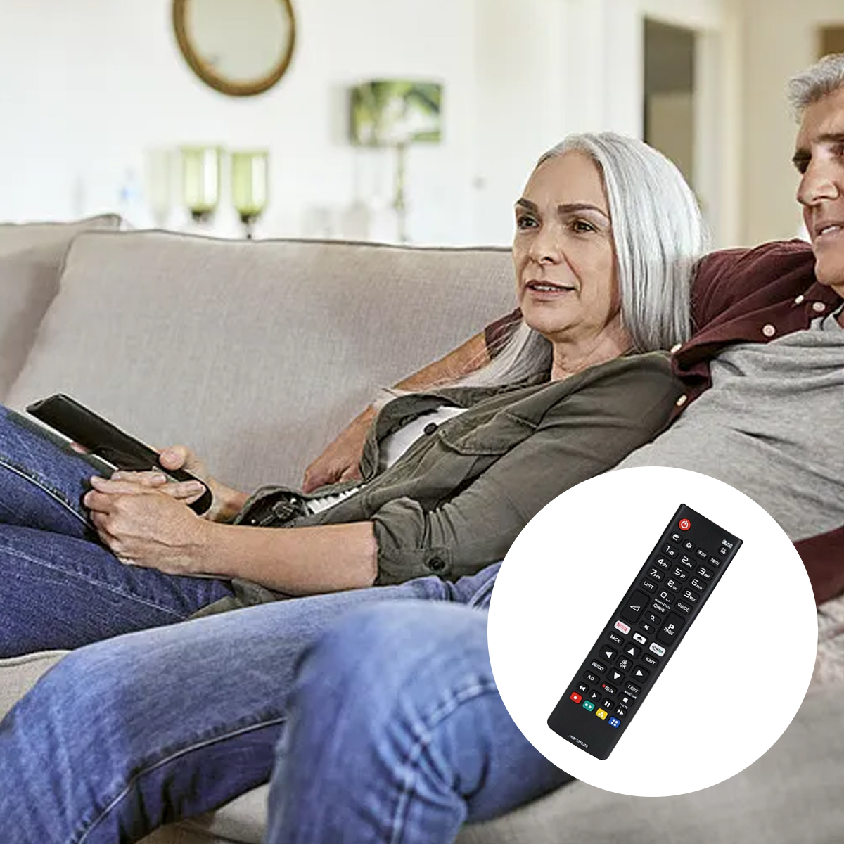 Ein älteres Ehepaar auf einem Sofa, die Frau hält eine Fernbedienung. Eine Fernbedienung befindet sich in einem Kreis unten rechts.