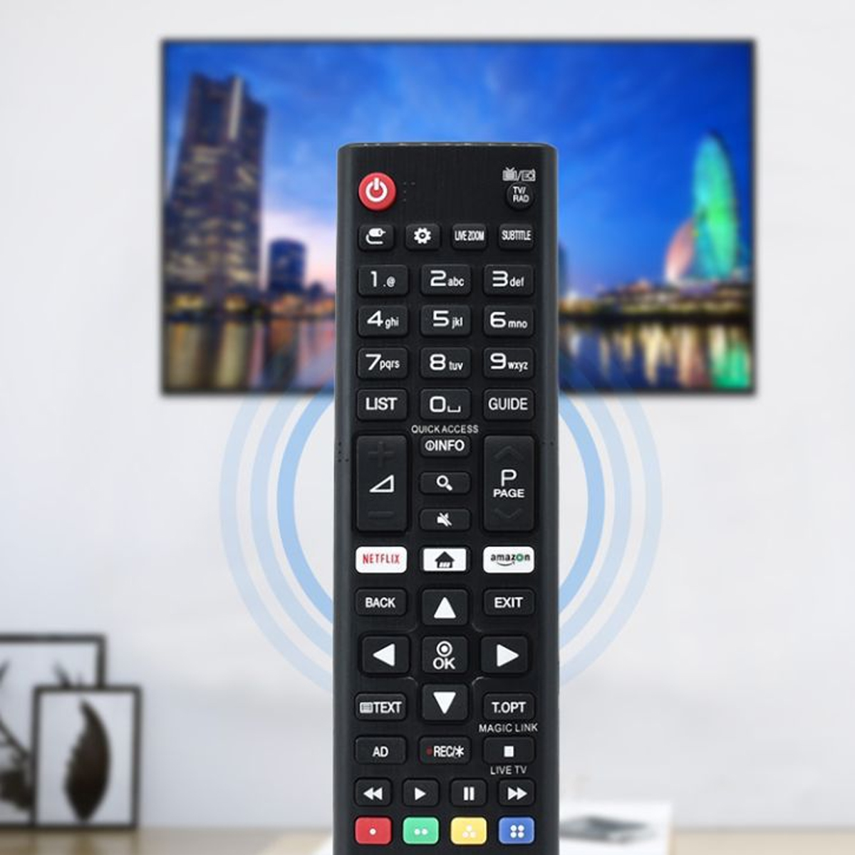 Eine schwarze LG-Fernbedienung ist im Fokus. Ein Fernseher zeigt im Hintergrund eine Stadt bei Nacht. Blaue Schallwellen umgeben die Fernbedienung.