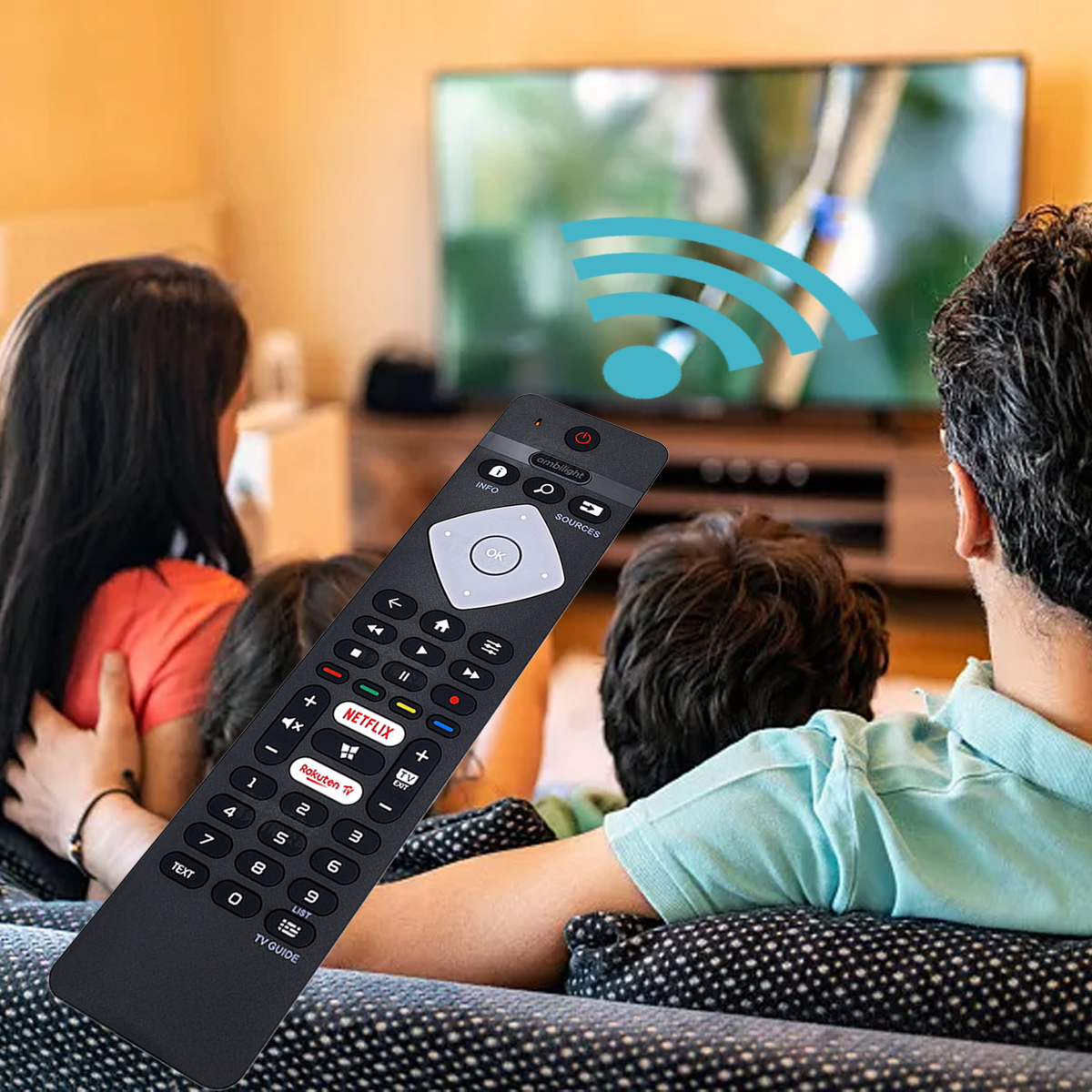 Eine Familie schaut fern, hält eine Fernbedienung. Ein WLAN-Symbol schwebt über dem Fernseher. Die Tasten sind sichtbar.