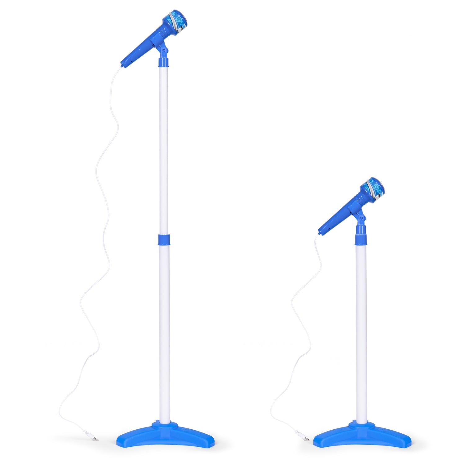 Dos micrófonos de juguete azules sobre soportes blancos. Uno alto, uno corto. Ambos tienen cables blancos. Bases azules. Fondo blanco.