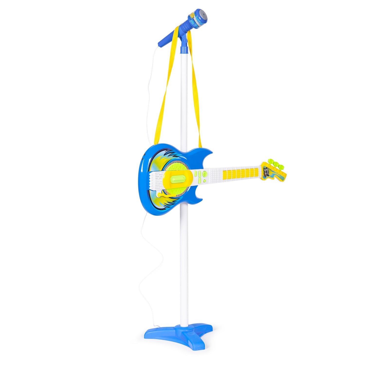 Una guitarra de juguete azul con una correa amarilla y un soporte de micrófono sobre un fondo blanco.