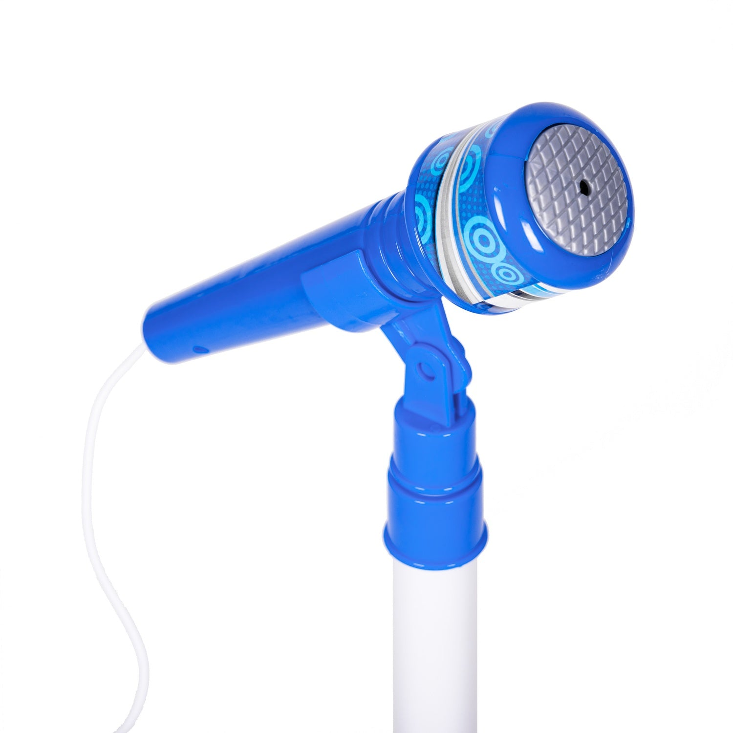 Un micrófono de juguete azul sobre un soporte blanco. Tiene una cabeza de malla plateada y un cable blanco. Círculos y líneas decoran la parte superior.