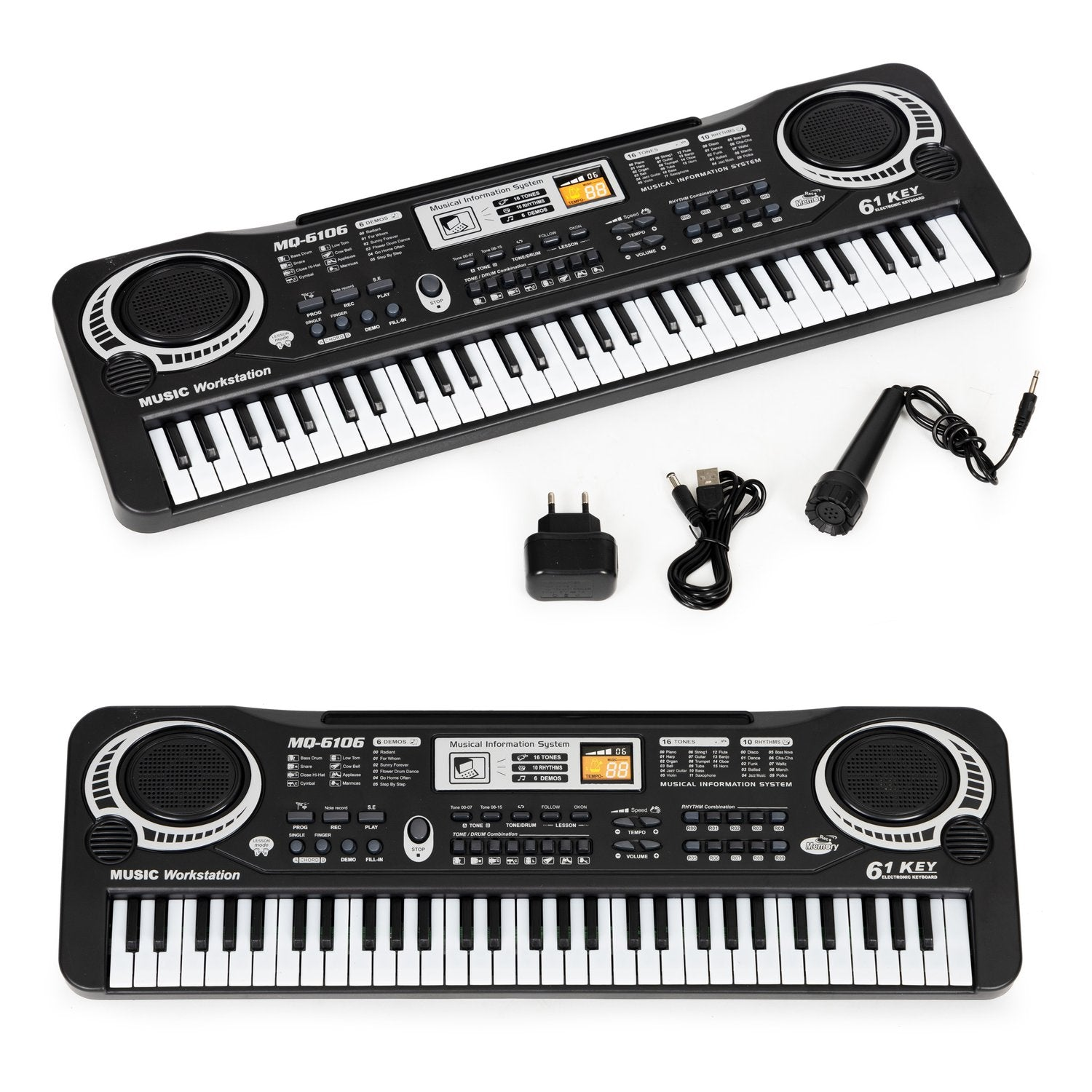 Dos teclados electrónicos negros con teclas blancas, altavoces y un micrófono sobre una superficie blanca. También hay accesorios.