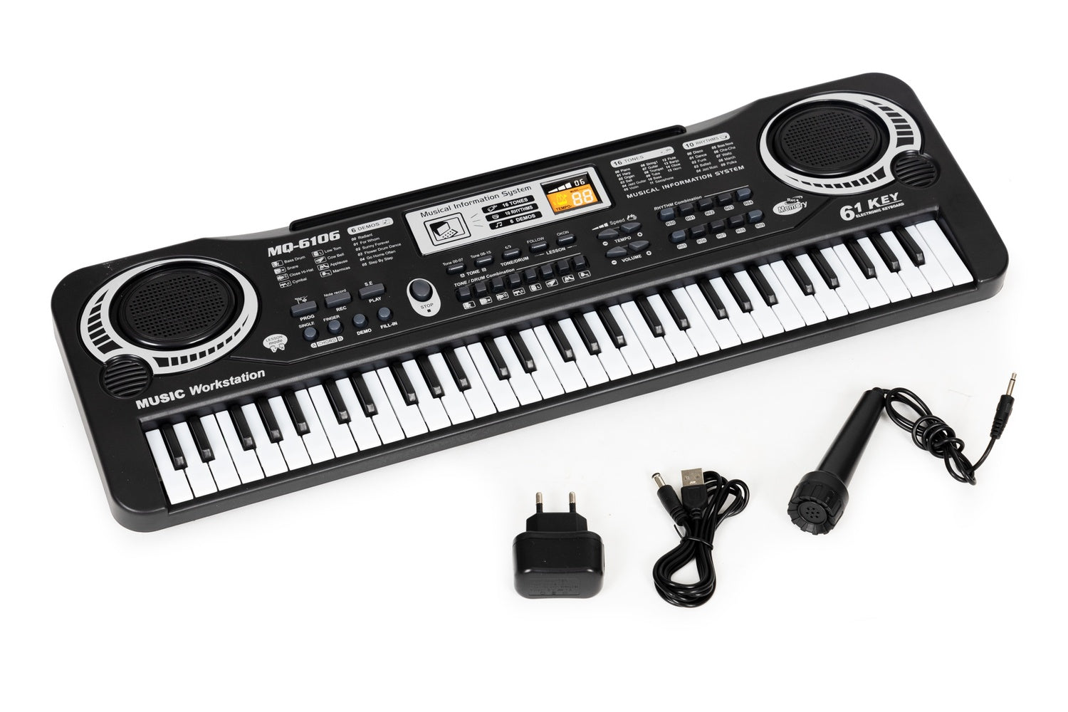 Un teclado electrónico negro de 61 teclas con micrófono, adaptador de corriente y cable USB, sobre una superficie blanca.