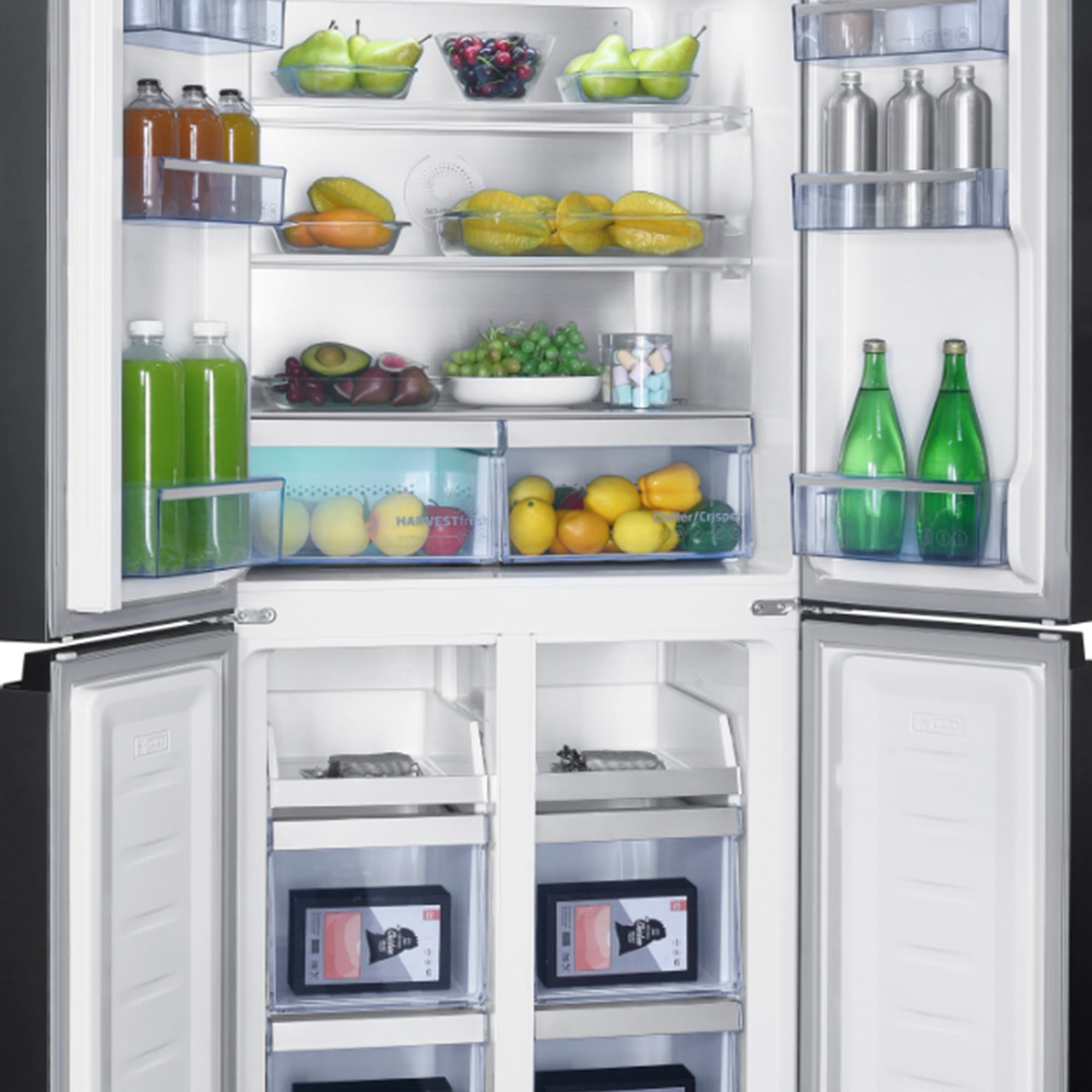 Czterodrzwiowa lodówka wypełniona owocami, warzywami, napojami i innymi produktami spożywczymi. Drzwi są otwarte.
