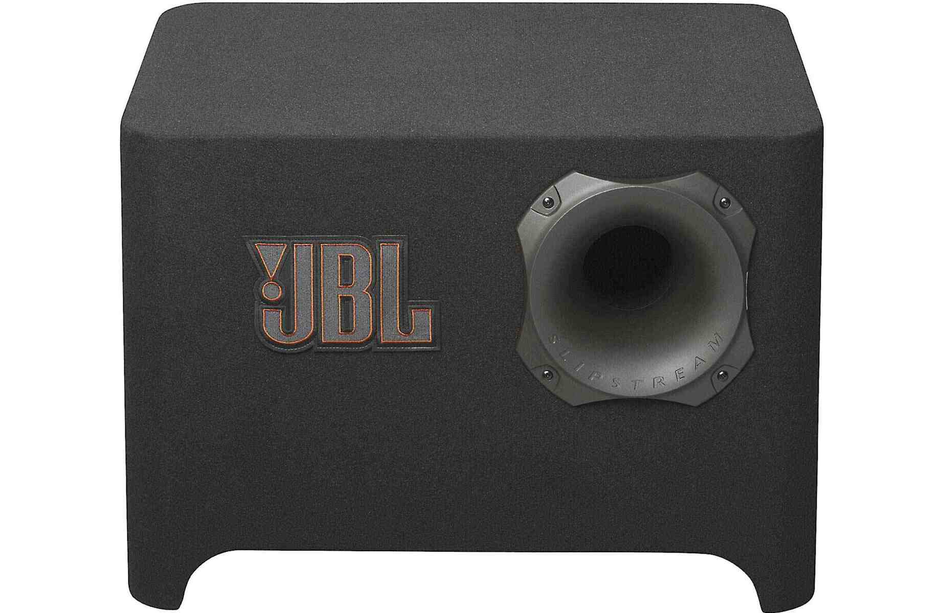 Schwarzer JBL-Subwoofer. Er hat das JBL-Logo in Orange und einen grauen Anschluss mit dem Wort 'STREAM'.