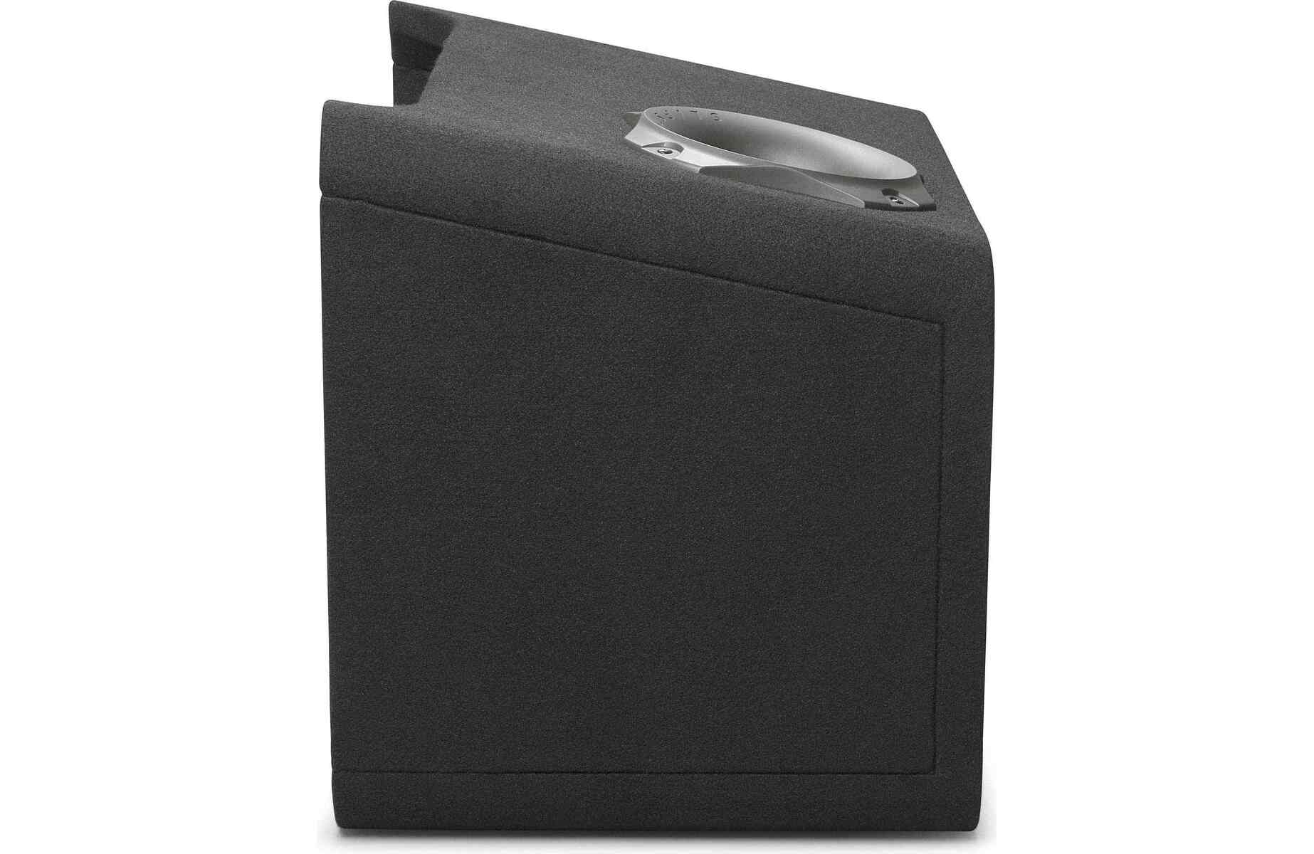 Eine schwarze Lautsprecherbox mit silbernem Griff oben. Die Box hat eine strukturierte Oberfläche und abgeschrägte Seiten.