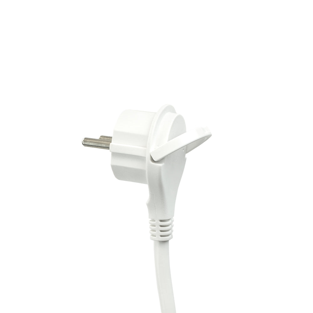Un enchufe europeo blanco con dos clavijas metálicas y una clavija de tierra, conectado a un cable blanco, contra un fondo blanco.