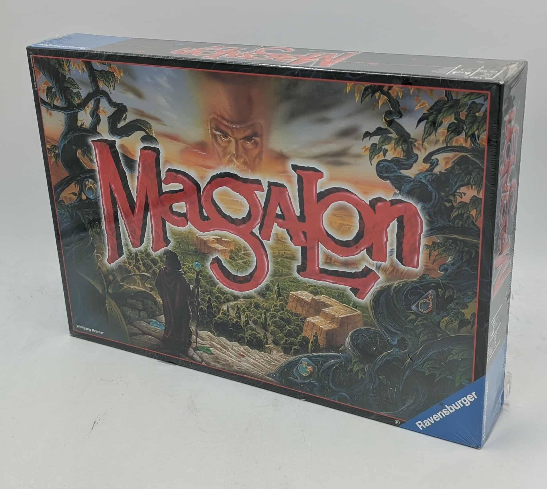 Eine Magalon-Brettspielbox. Sie hat eine Fantasieszene mit rotem Titel, einer Illustration und dem Ravensburger-Logo.