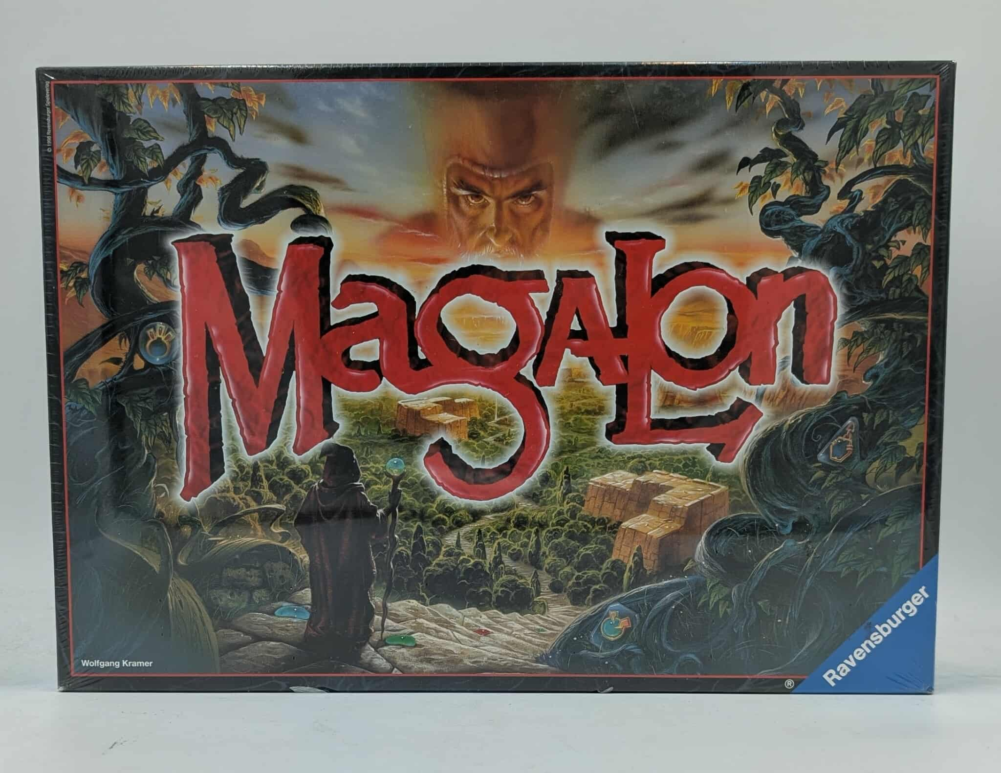 Die Magalon-Brettspielbox zeigt einen Zauberer, den Titel des Spiels und eine Fantasielandschaft mit Wald und Ruinen.
