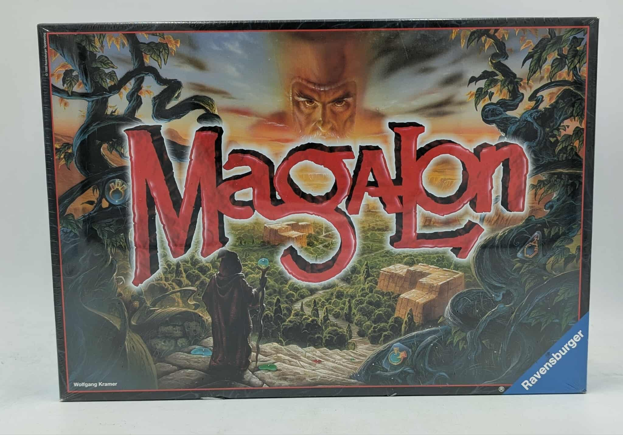 Schachtelkunst für das Brettspiel Magalon. Zeigt einen Zauberer, ein Gesicht am Himmel, das Wort "Magalon" und eine Waldszene.