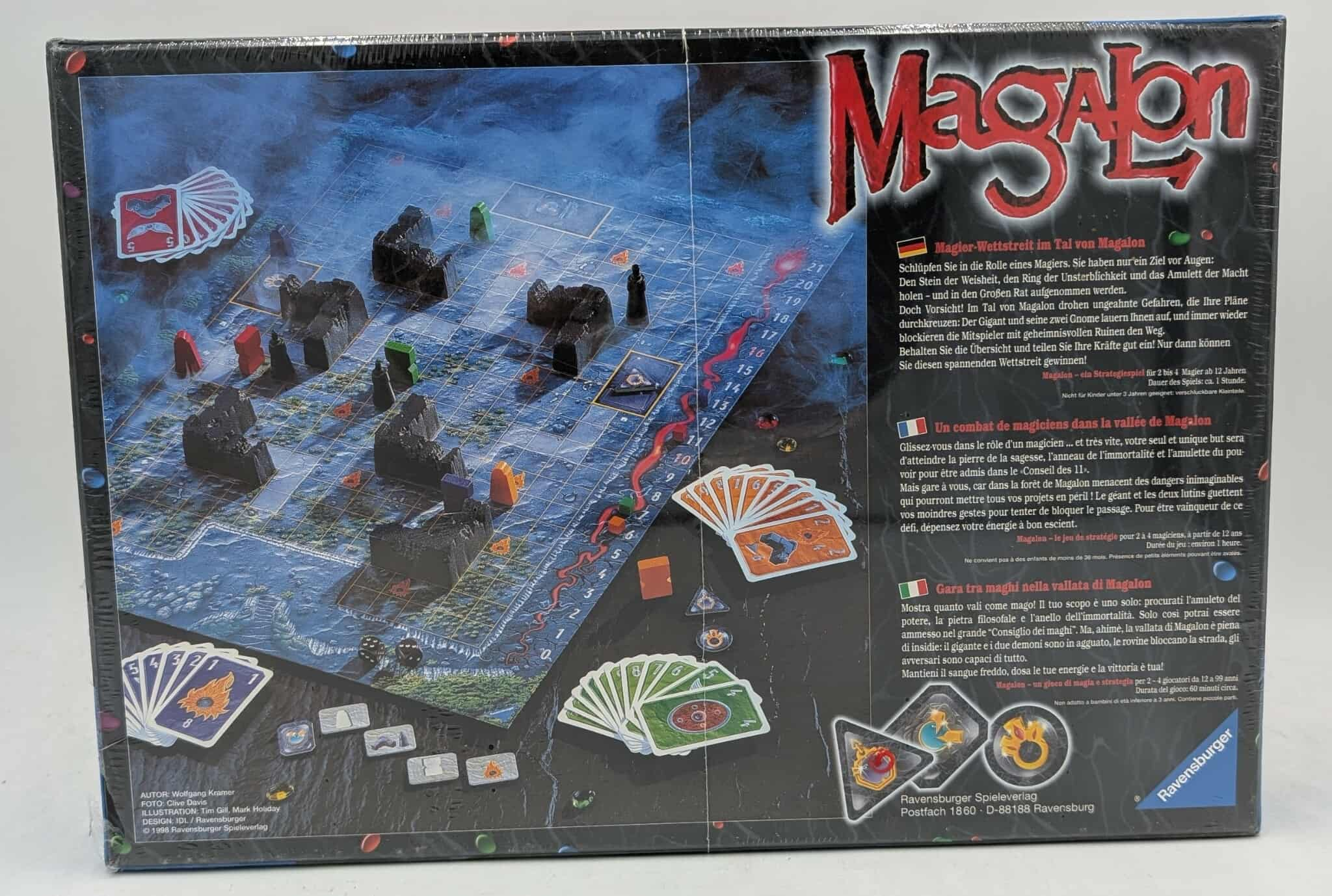 Brettspielbox. Zeigt Spielbrett mit Figuren, Karten und Text in verschiedenen Sprachen.