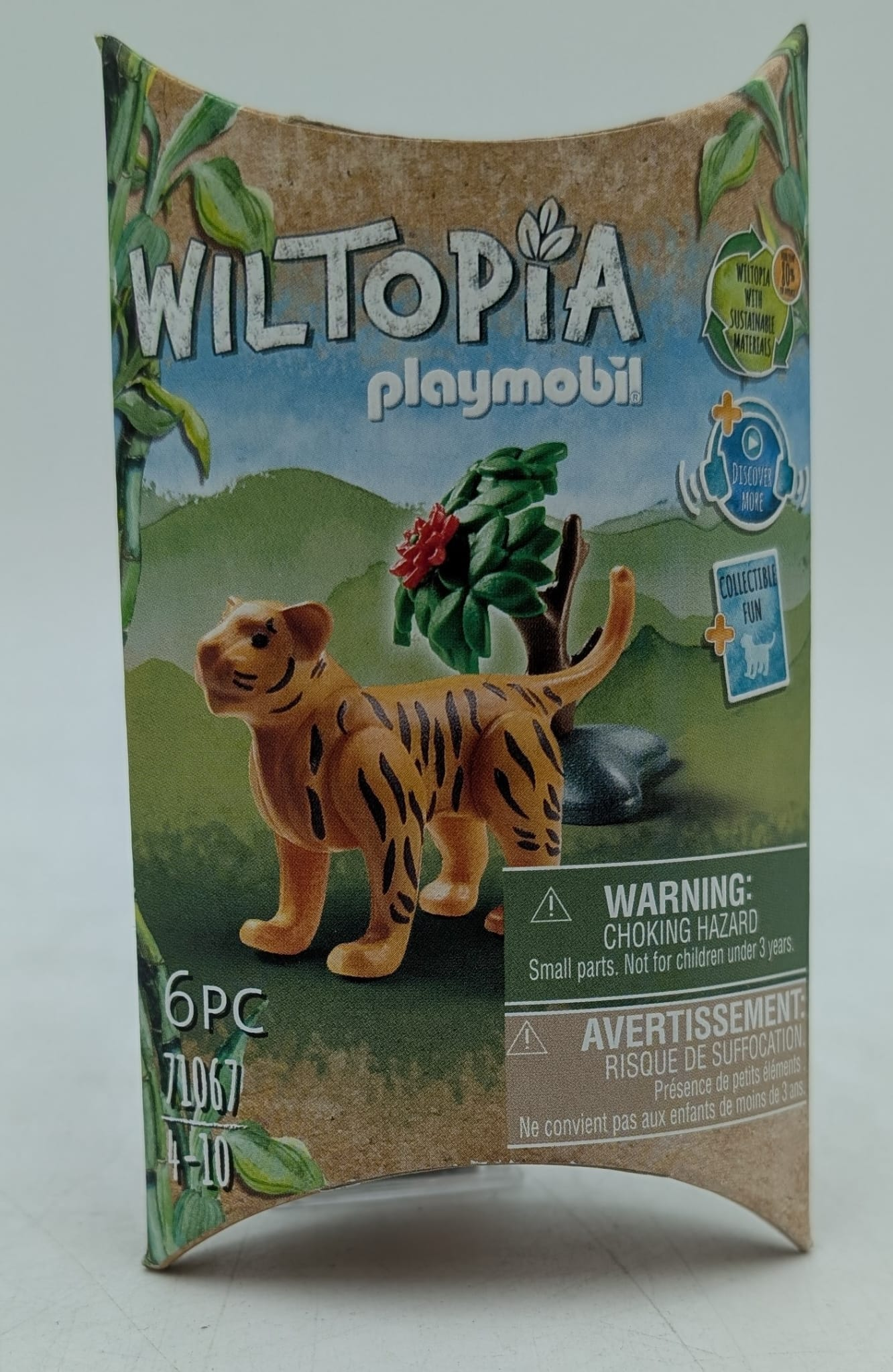 Boxkunst zeigt ein Tigerspielzeug aus Playmobils Wiltopia-Reihe. Die Box hat einen Tiger, Baum und Berg.