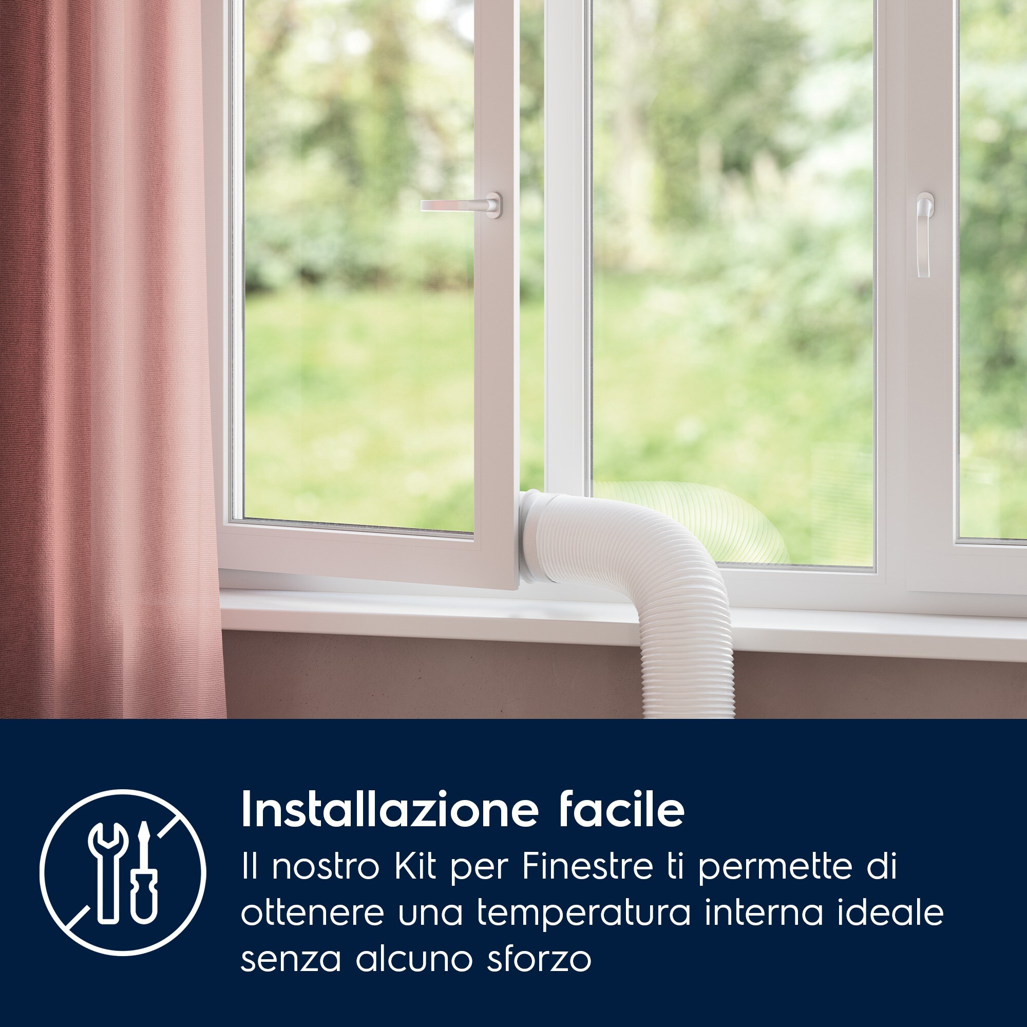 Otwarte okno z białym wężem. Różowa zasłona po lewej. Zielone drzewa na zewnątrz. Tekst na dole.