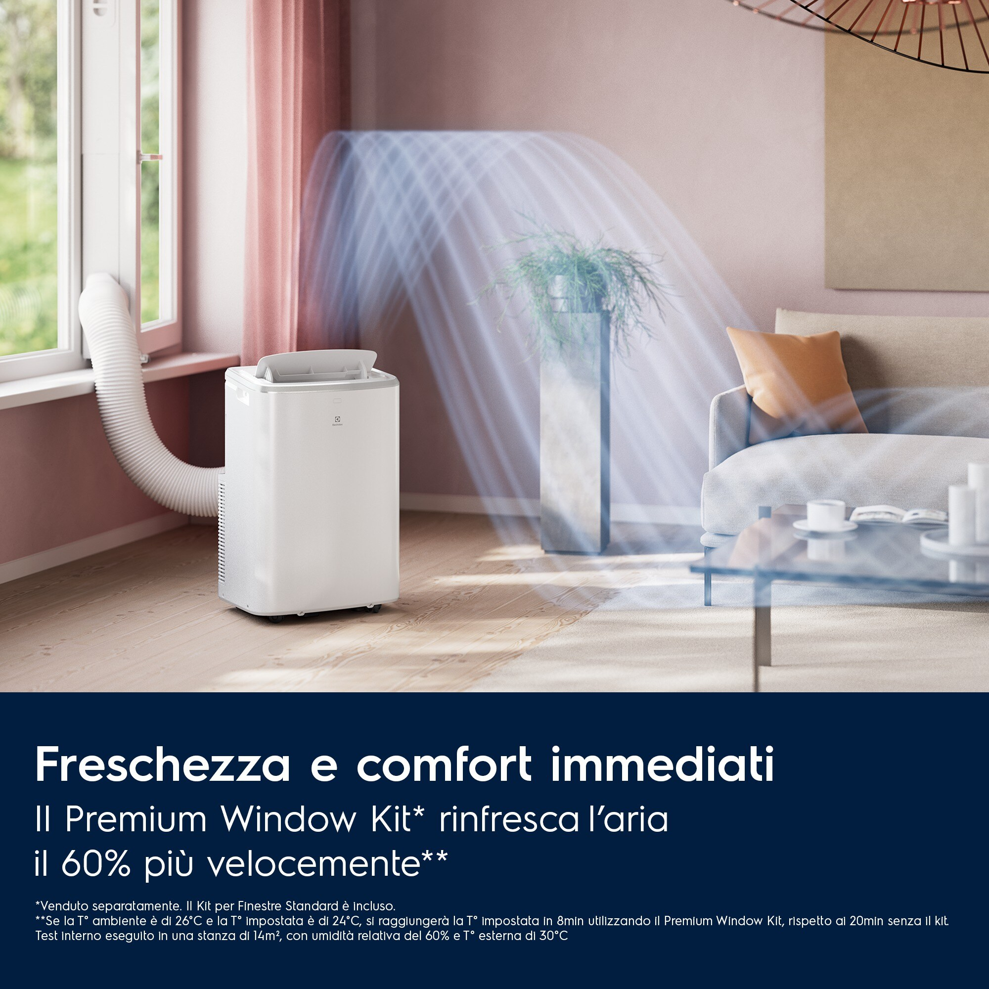 Biały klimatyzator w pobliżu okna z wężem, w pokoju z sofą, stolikiem kawowym i rośliną.