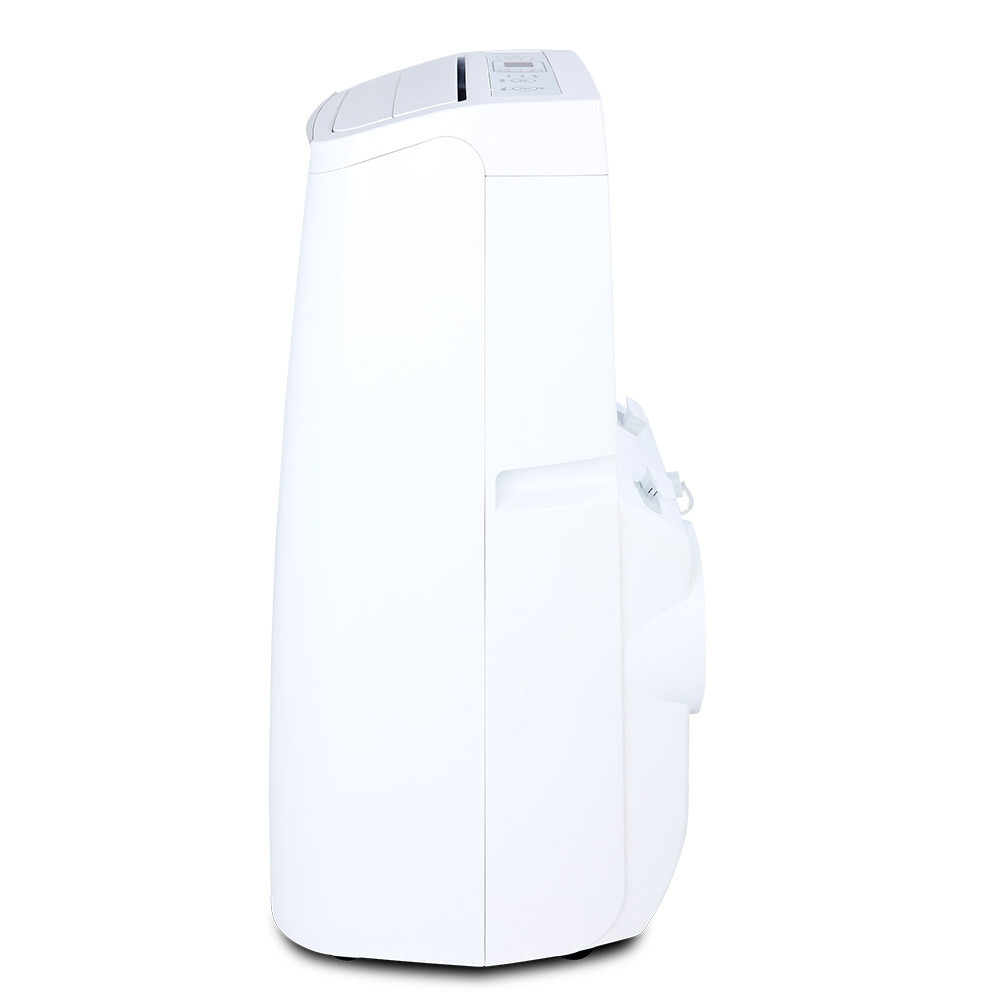 Un acondicionador de aire portátil blanco sobre un fondo blanco. Tiene un panel de control en la parte superior y una manguera de escape lateral.