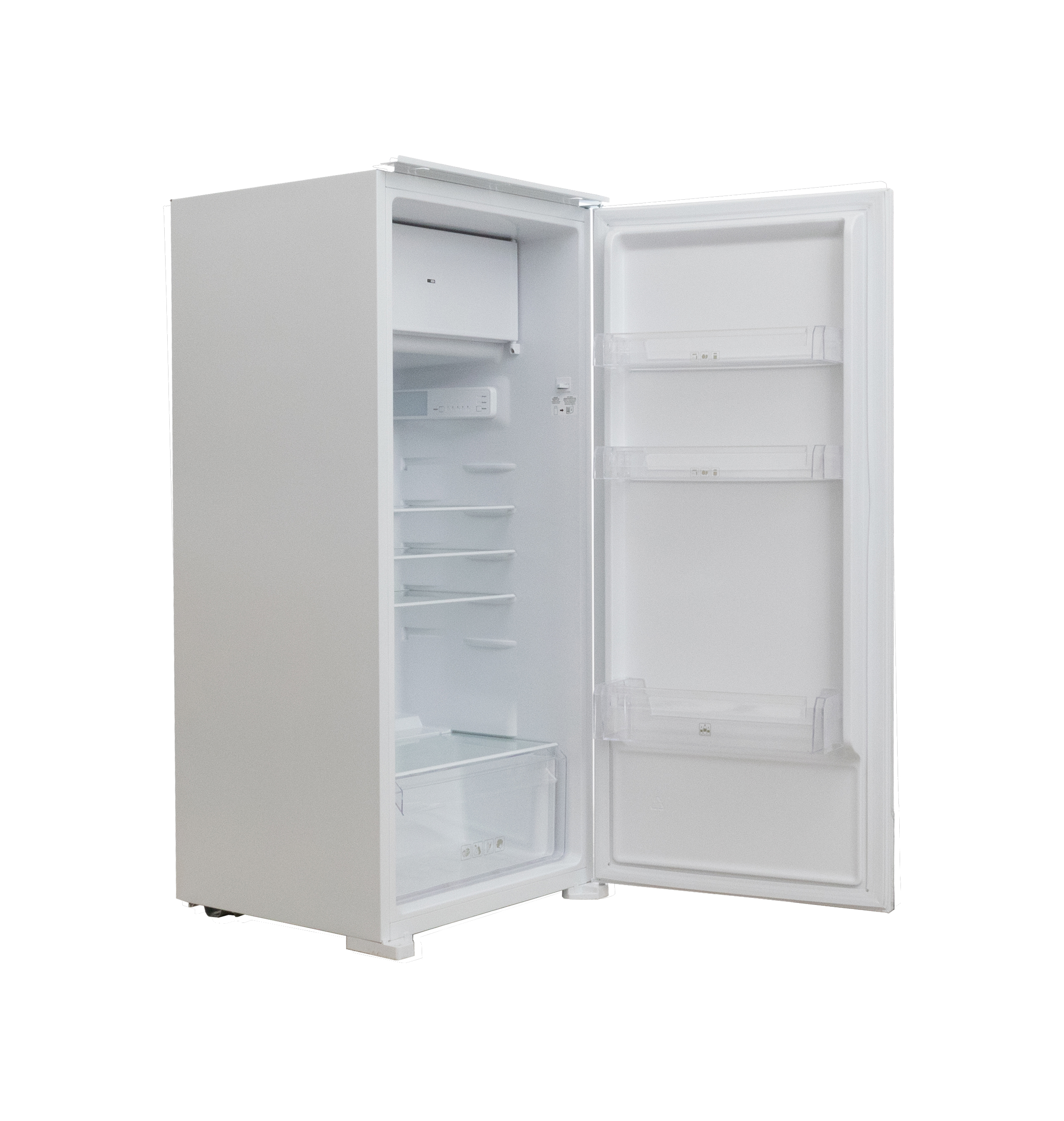 Een witte koelkast met open deur, met planken en laden. De achtergrond is wit.