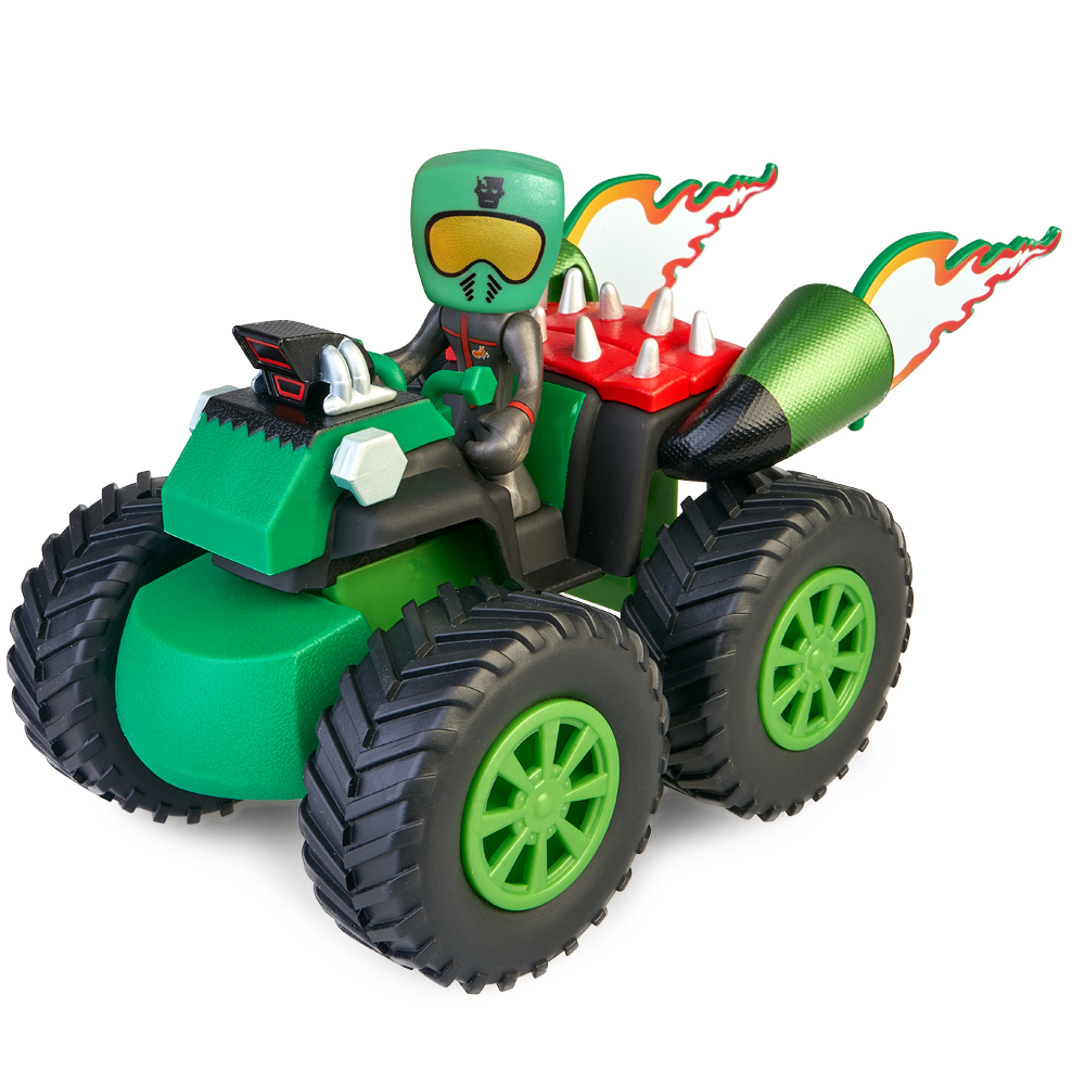 Ein grünes Spielzeugfahrzeug mit Fahrer. Das Fahrzeug hat große Reifen und eine Rakete hinten. Der Fahrer trägt einen grünen Helm.