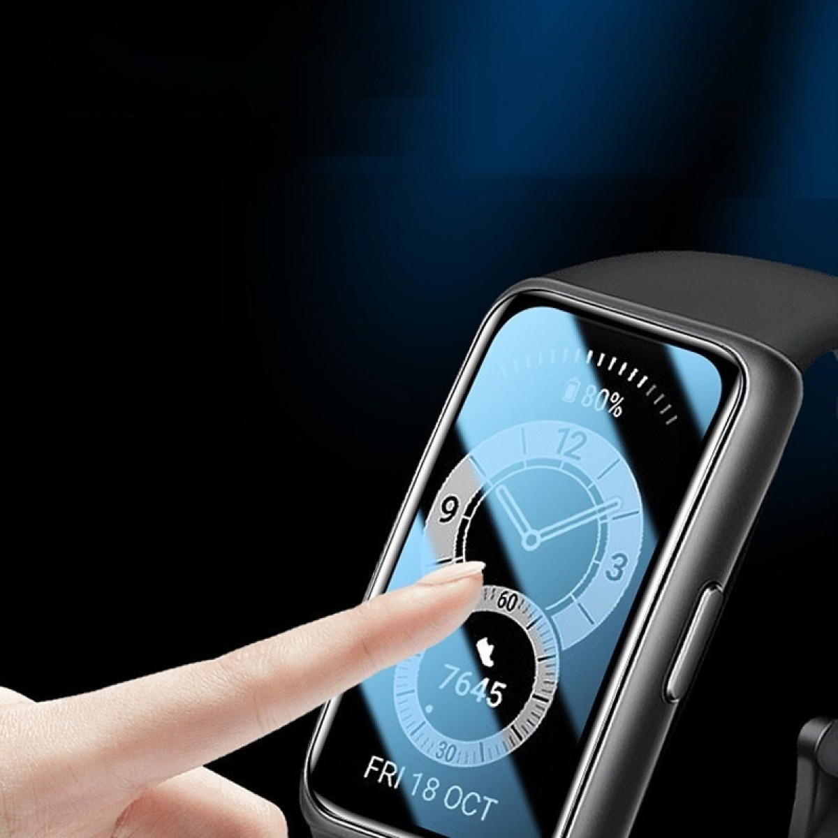 Un dito tocca lo schermo di uno smartwatch che mostra l'ora, la data e altre metriche. L'orologio è nero con display blu.