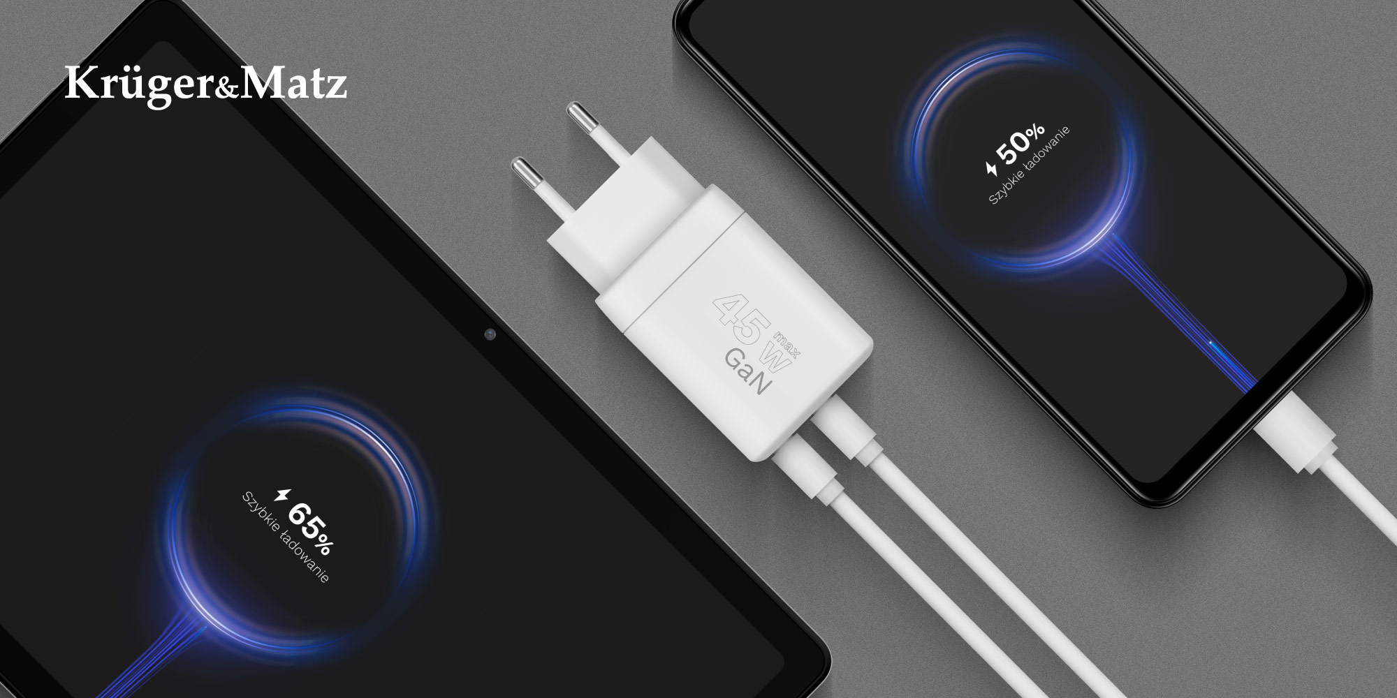 Biała ładowarka z dwoma białymi kablami podłączonymi do tabletu i telefonu. Oba urządzenia wyświetlają animację ładowania.