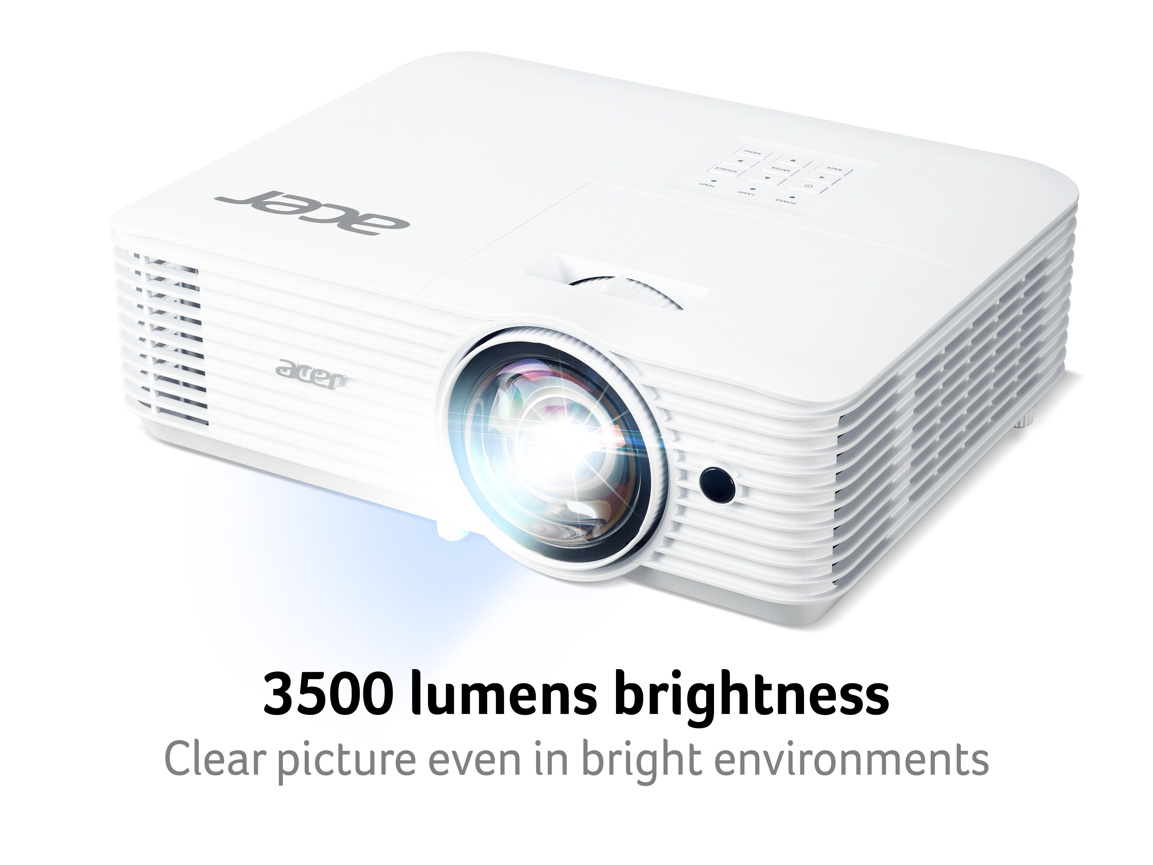 Un proiettore Acer bianco con lente luminosa. Il testo indica 3500 lumen di luminosità per immagini chiare in ambienti luminosi.