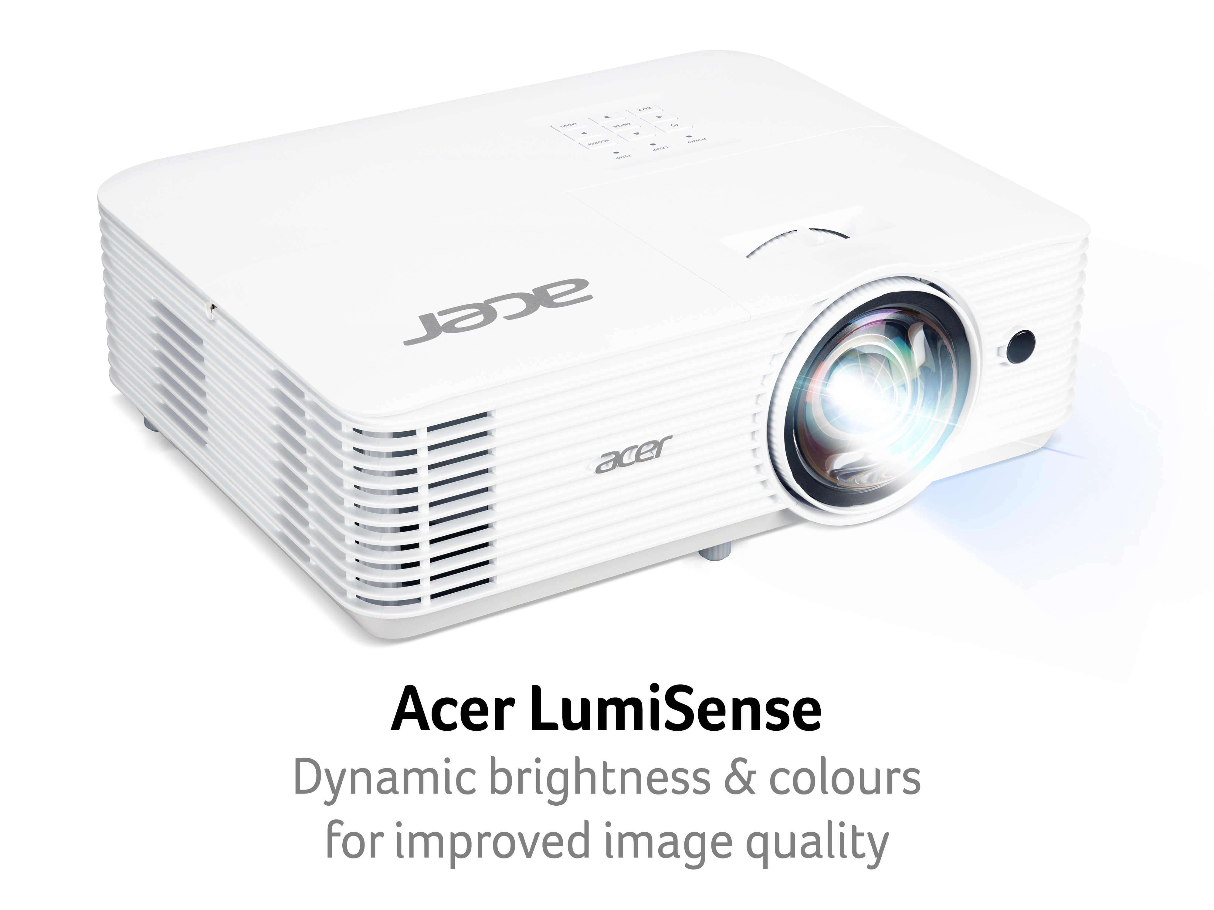 Un proiettore Acer LumiSense bianco. L'obiettivo emette luce. Il logo Acer è visibile.