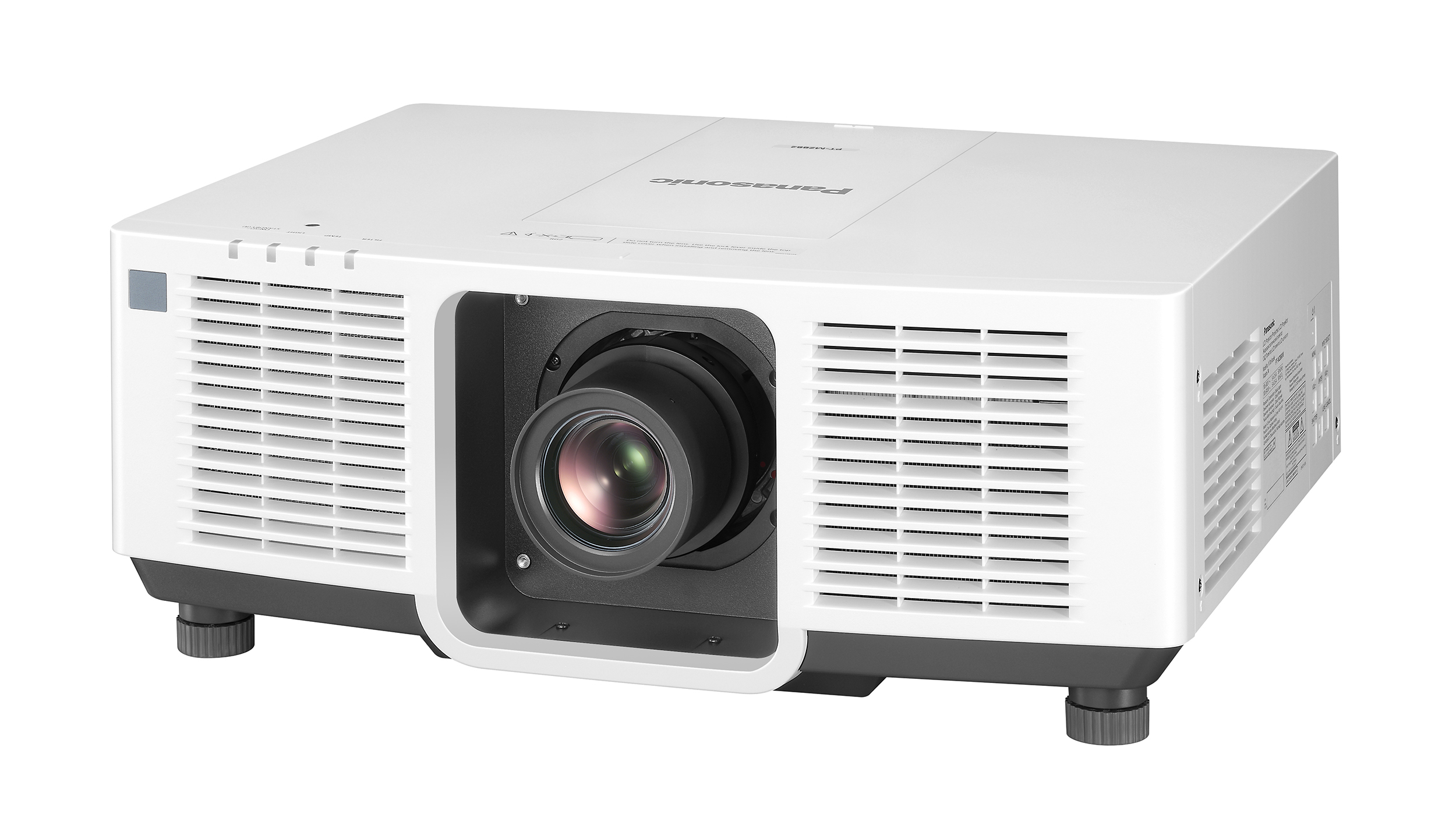 Ein weißer Panasonic-Projektor steht auf einer weißen Oberfläche. Er hat ein großes Objektiv und Lüftungsschlitze. Der Hintergrund ist weiß.