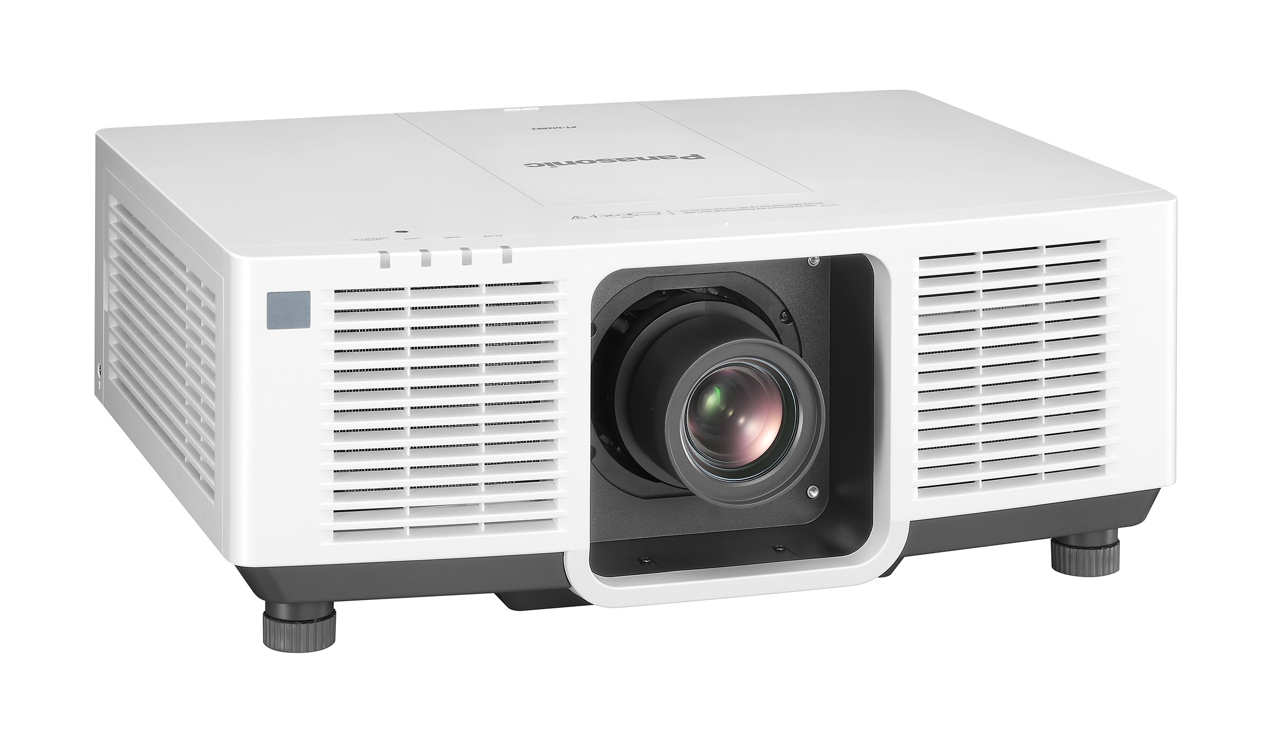 Ein weißer Panasonic-Projektor mit großem Objektiv, Lüftungsschlitzen und Bedienfeld vor weißem Hintergrund.