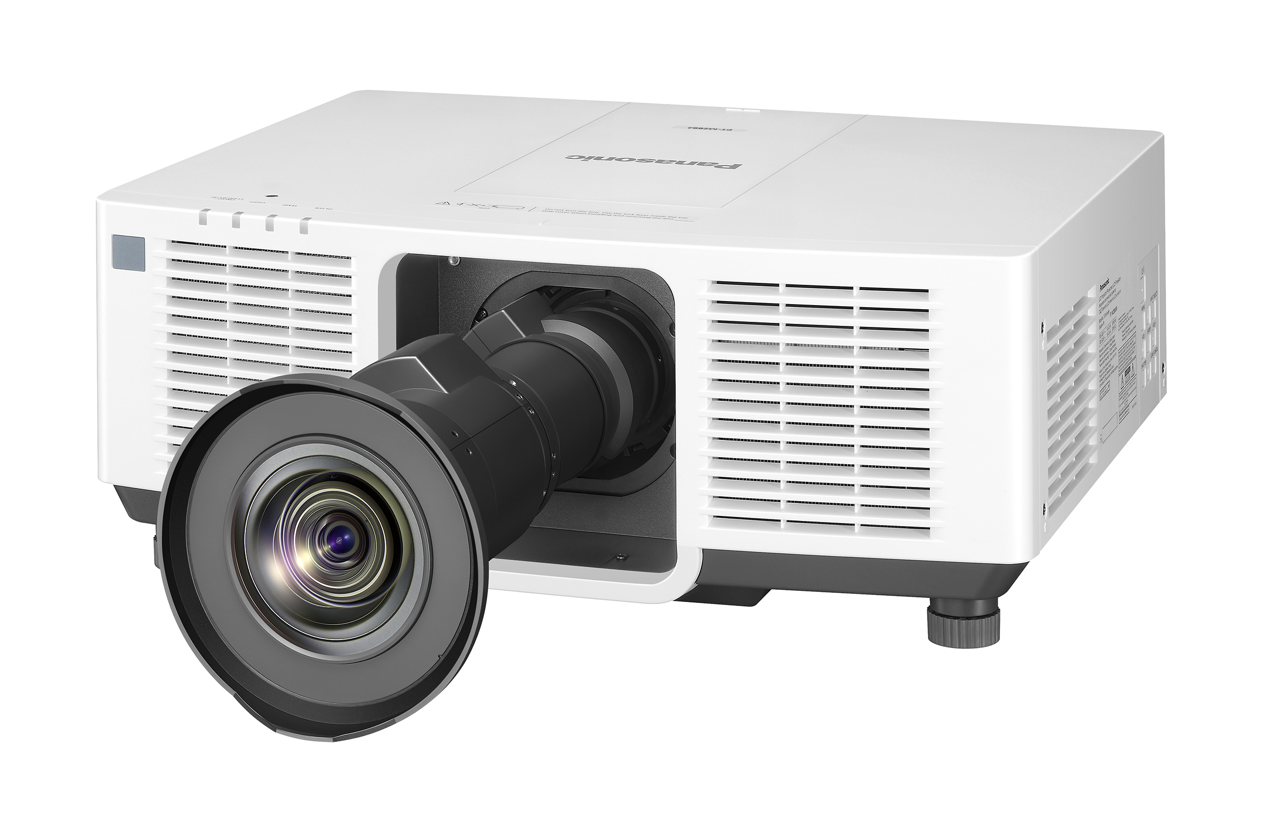 Ein weißer Panasonic-Projektor mit großem Objektiv. Das Objektiv ist schwarz. Der Projektor hat Lüftungsschlitze und ein graues Gehäuse.