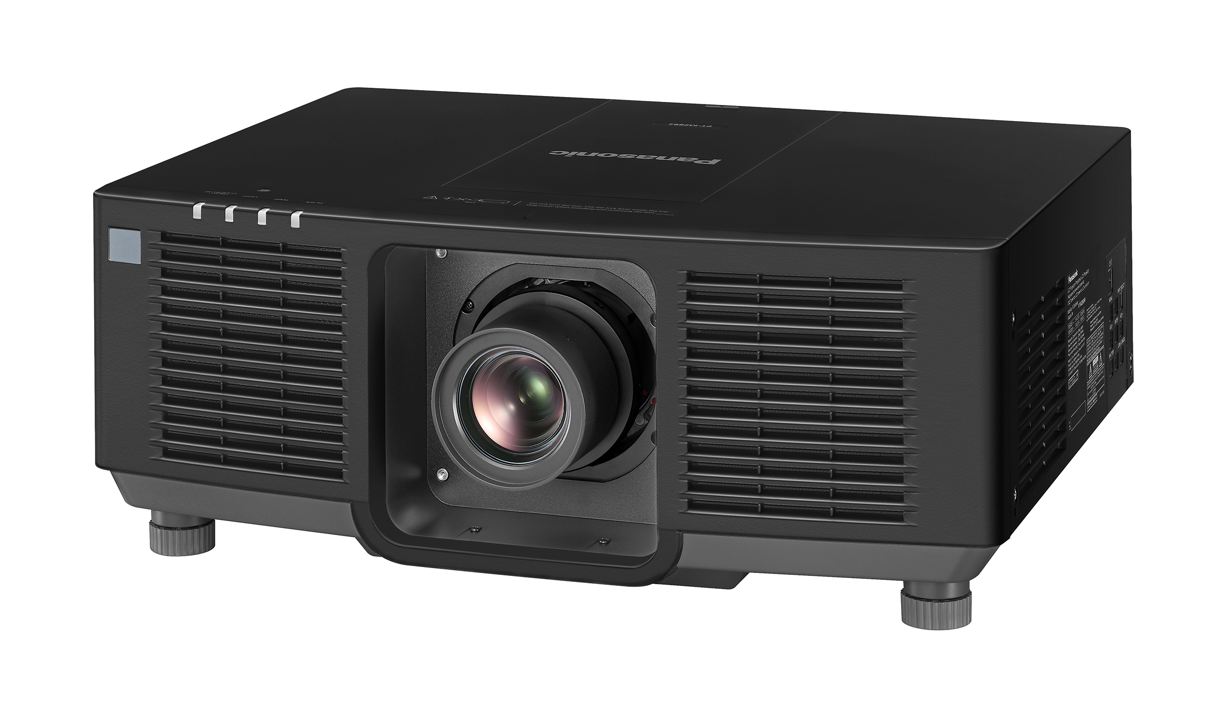 Ein schwarzer Panasonic-Projektor. Er hat eine Linse und Lüftungsschlitze an den Seiten. Er steht auf verstellbaren Füßen.