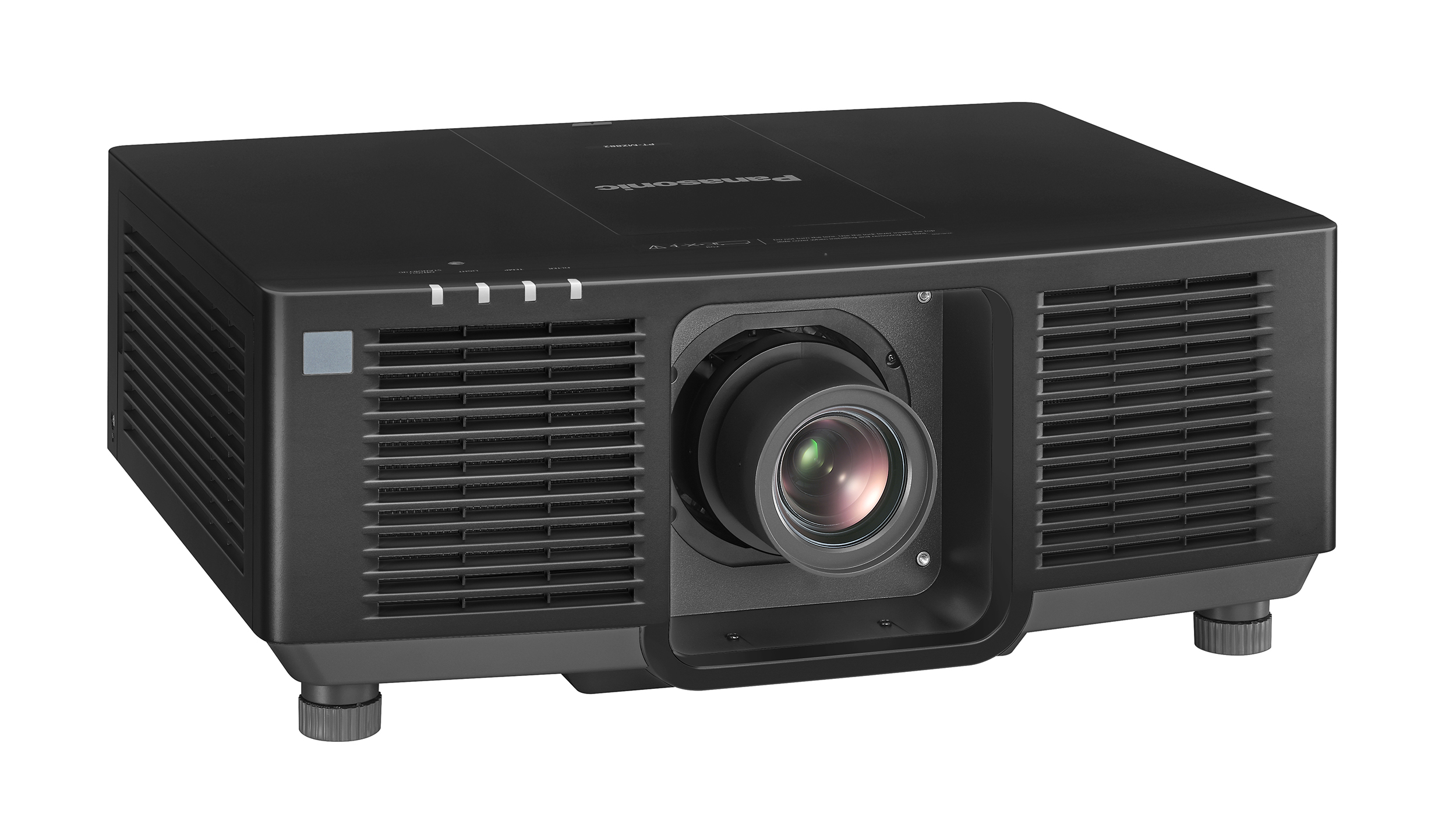 Ein schwarzer Panasonic-Projektor mit Linse, Lüftungsschlitzen und verstellbaren Füßen. Das Wort 'Panasonic' ist sichtbar.