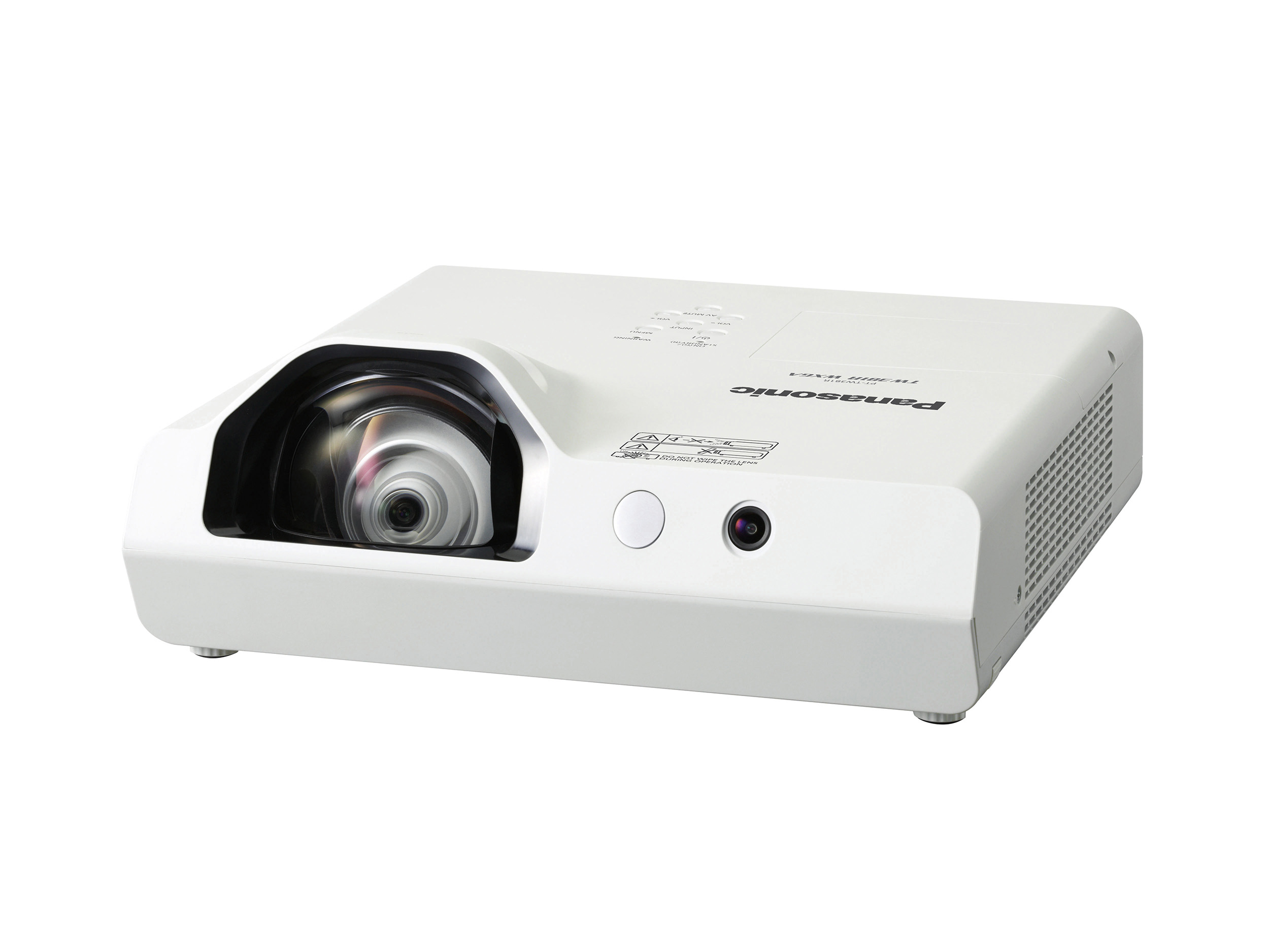 Un proiettore Panasonic bianco su sfondo bianco. Ha un obiettivo, pulsanti di controllo e ventilazione.