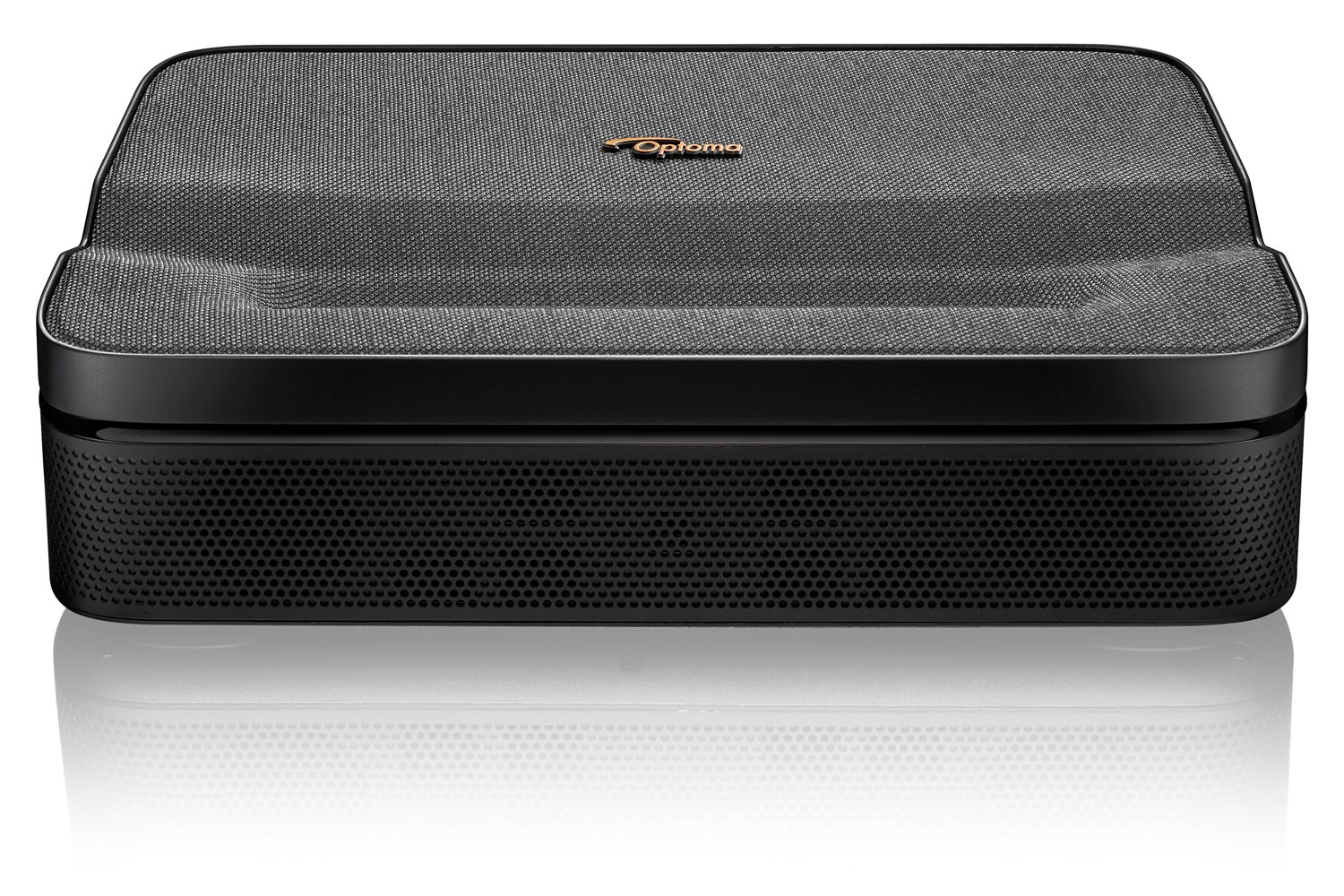 Czarny projektor Optoma na białej powierzchni. Wierzch pokryty szarą tkaniną. Z przodu perforowany grill.