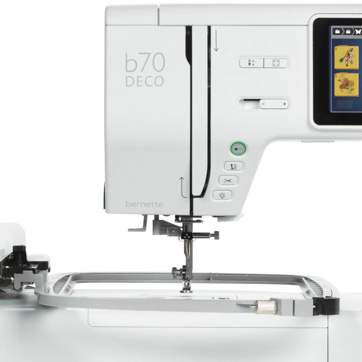 Weiße Nähmaschine mit Bildschirm, der Designs anzeigt. Sie hat eine Nadel, einen Rahmen und Steuertasten. Die Marke ist Bernette.