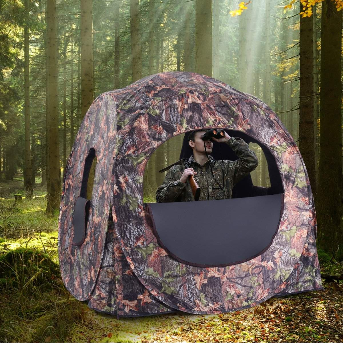 Un cazador camuflado usa binoculares desde un escondite camuflado en un bosque. Los árboles rodean la escena, con luz solar entrando.