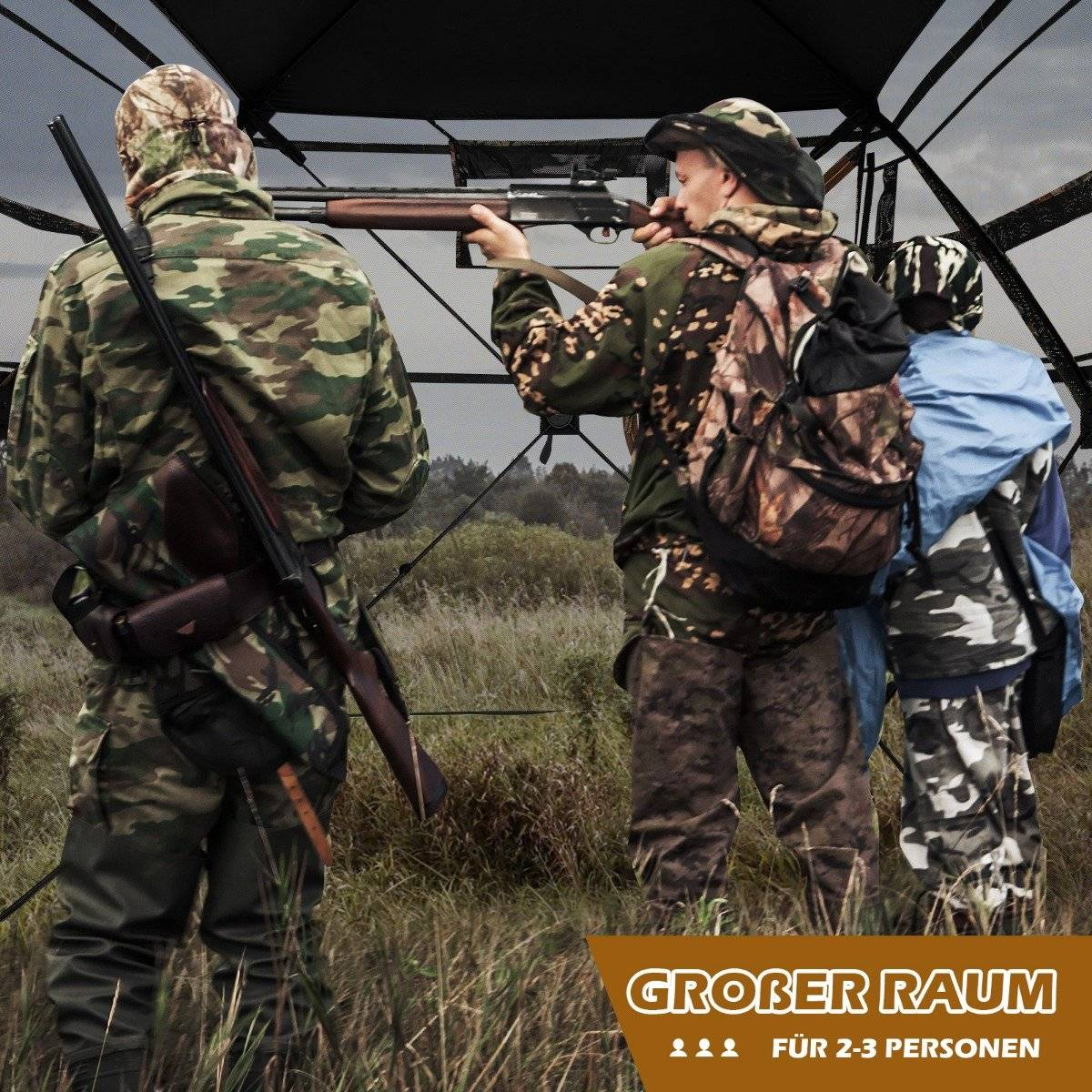 Tres personas con ropa de camuflaje en un campo, una apunta con un rifle. Un puesto de caza está arriba. El texto inferior dice 'GROBER RAUM'.