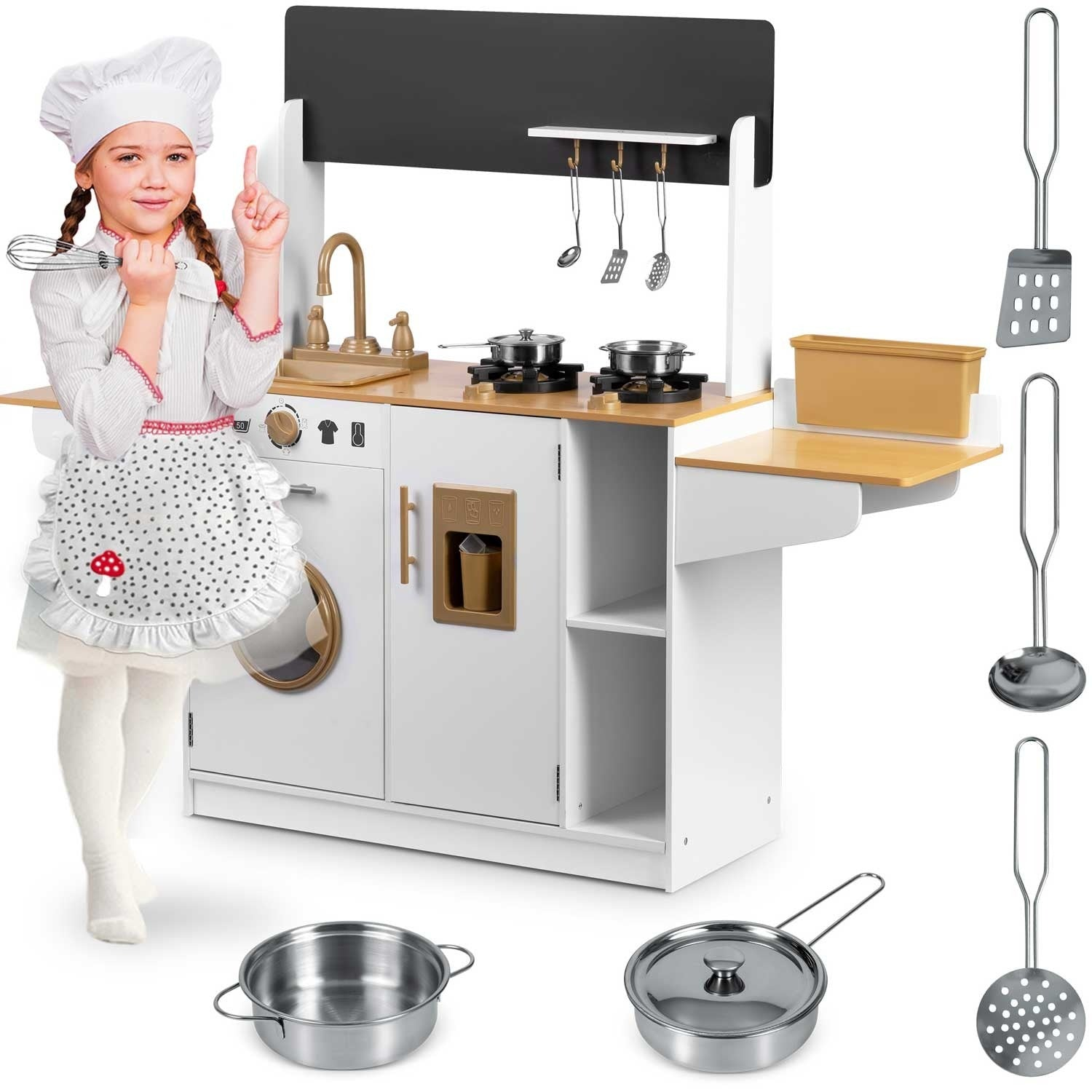 Una niña con gorro y delantal de chef junto a una cocina de juguete. El set incluye fregadero, cocina y varios utensilios de cocina.