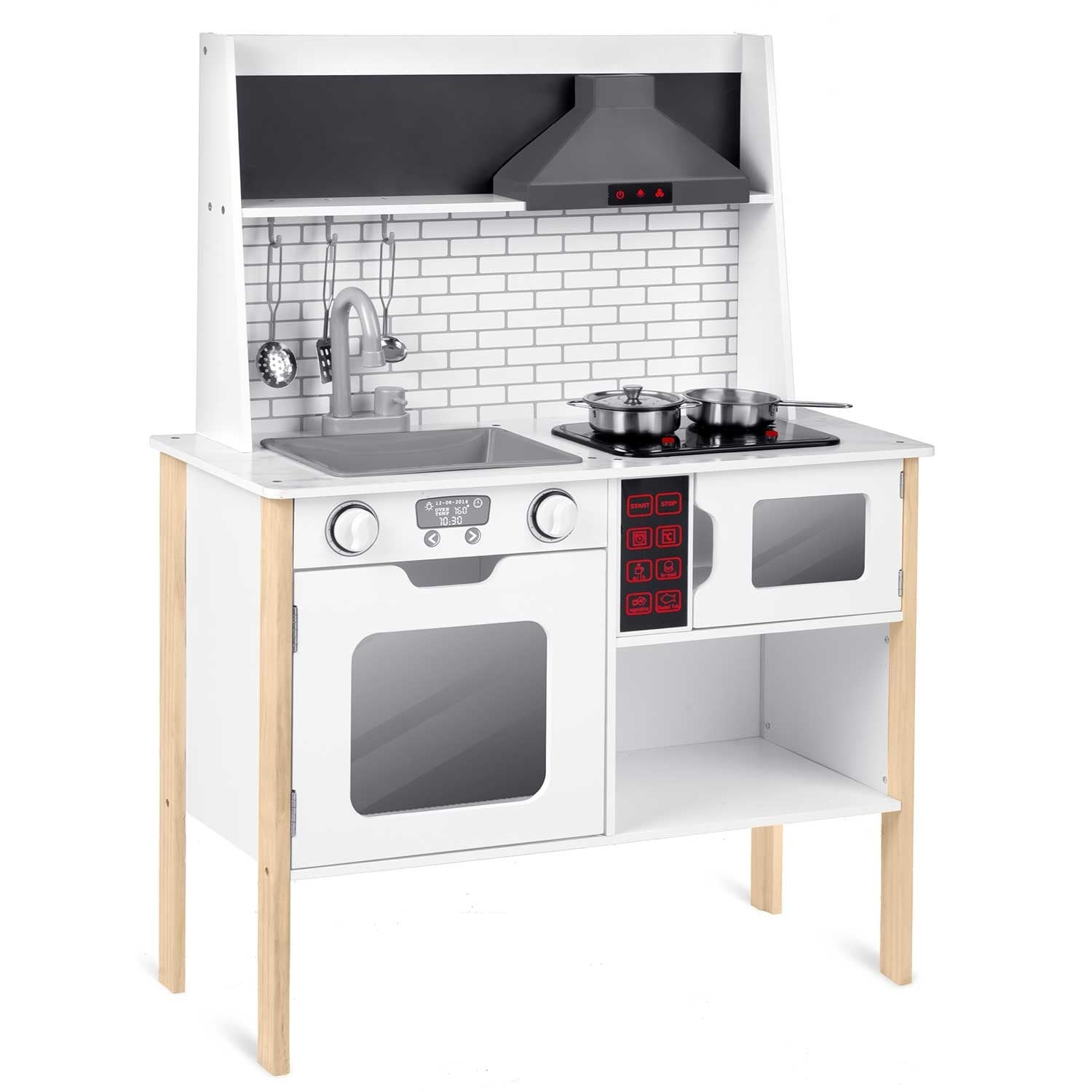 Una cocina de juguete blanca con fregadero, estufa y horno. Hay ollas, utensilios y un microondas.