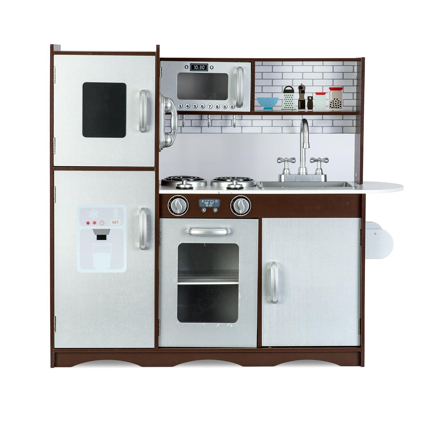 Una cocina de juguete de madera con nevera, microondas, horno, estufa, fregadero y estantes con accesorios de juguete.