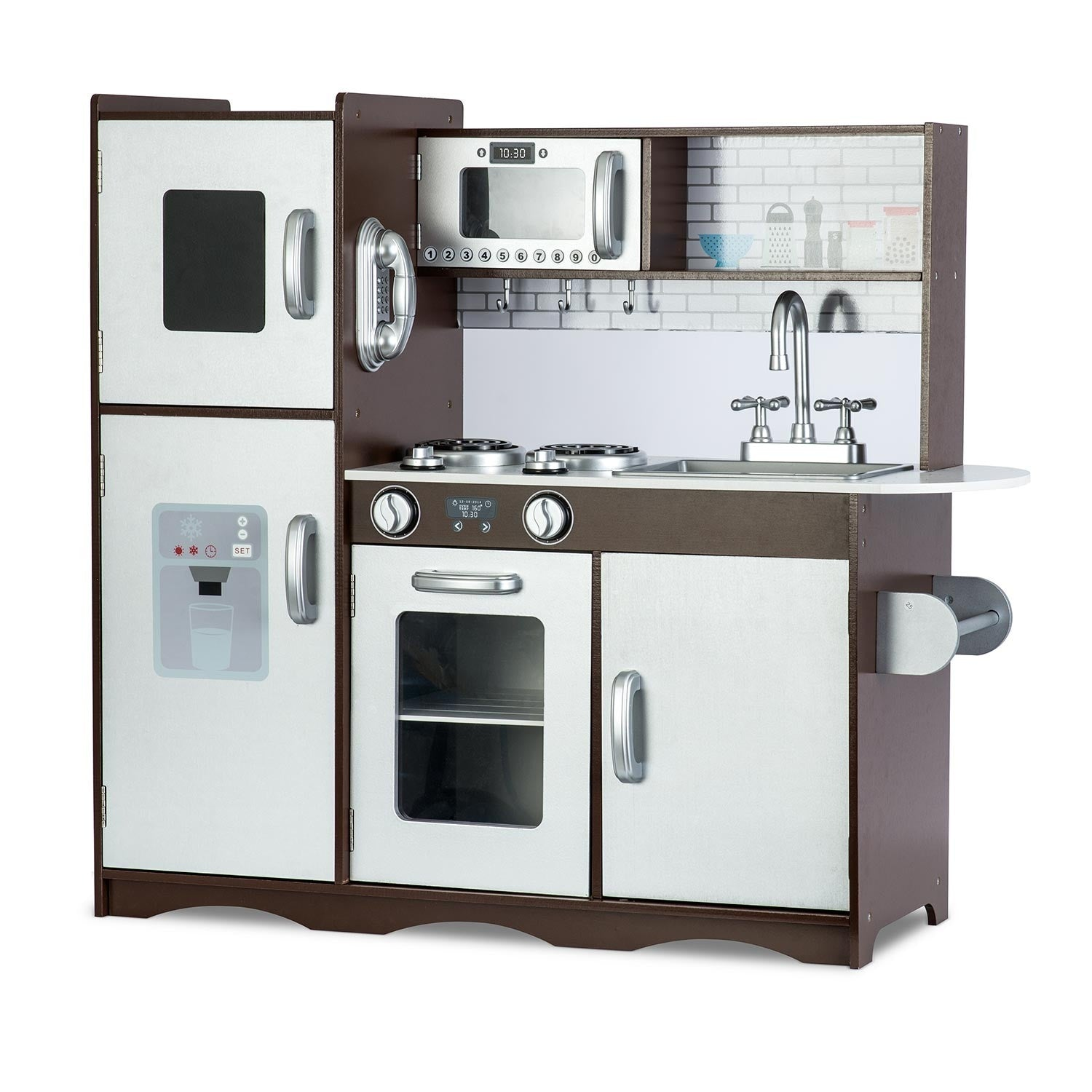 Cocina de juguete de madera con nevera, microondas, horno, fregadero y cocina. Marco marrón con electrodomésticos plateados y blancos.