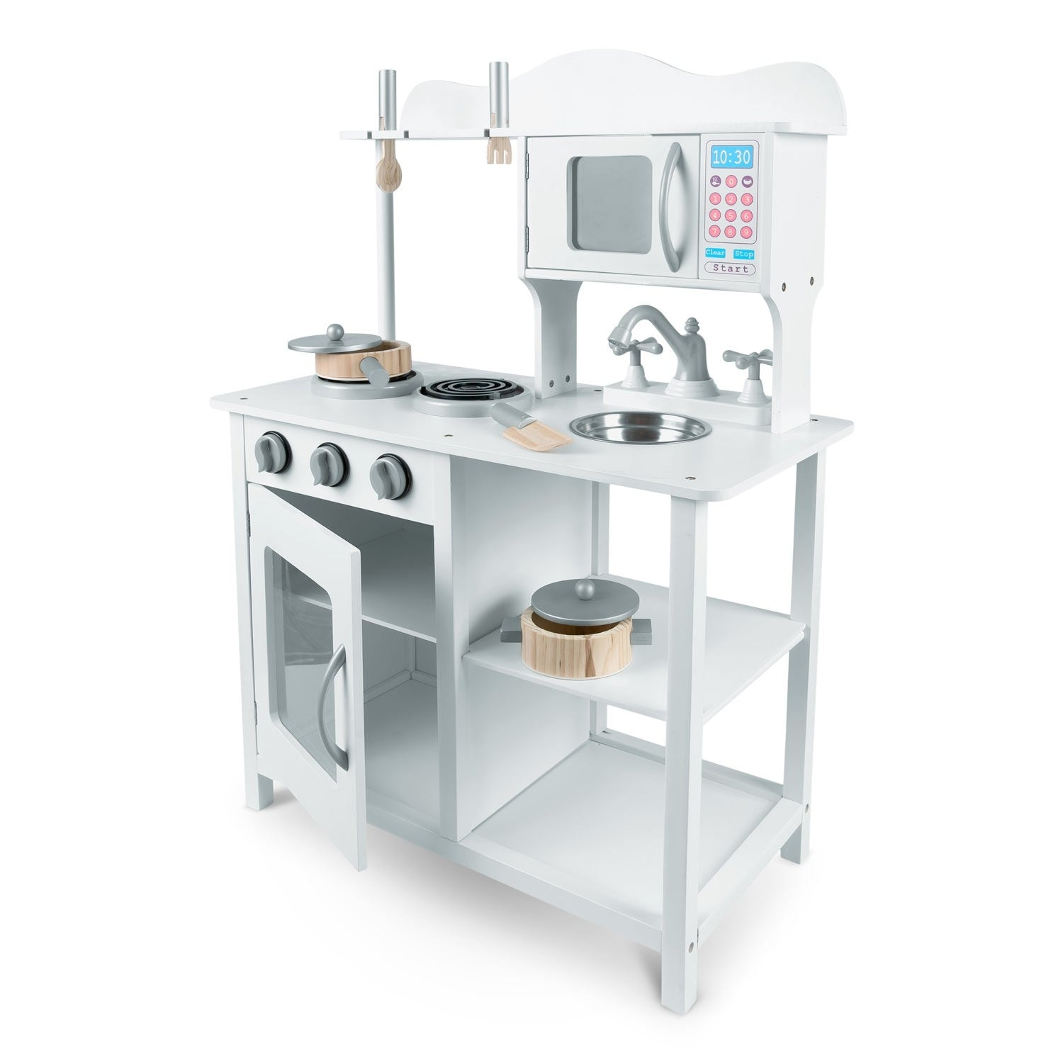 Una cocina de juguete de madera blanca con microondas, fregadero, estufa y almacenamiento. Incluye ollas, sartenes, utensilios y una puerta abierta.