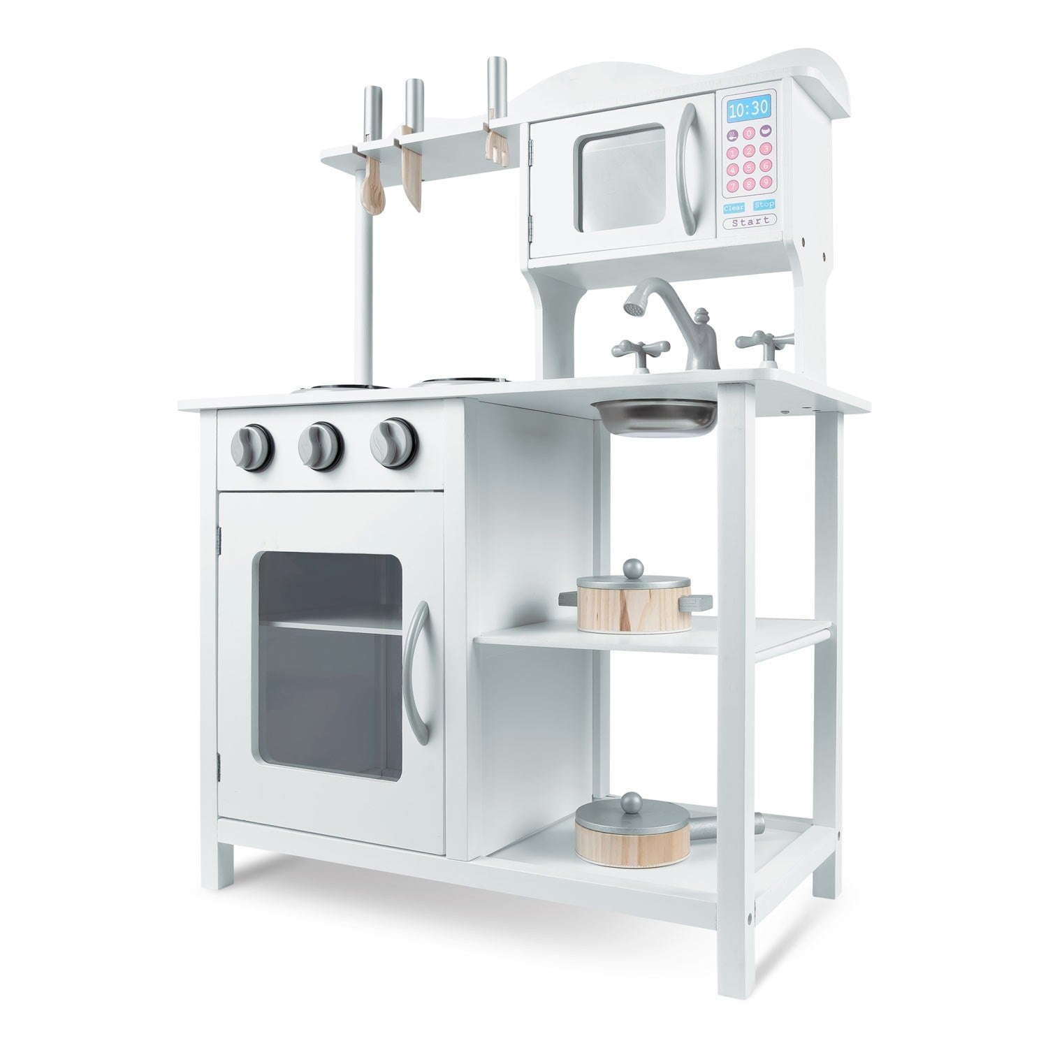 Una cocina de juguete de madera blanca con microondas, estufa, horno, fregadero y estantes. Tiene utensilios de madera y dos ollas.
