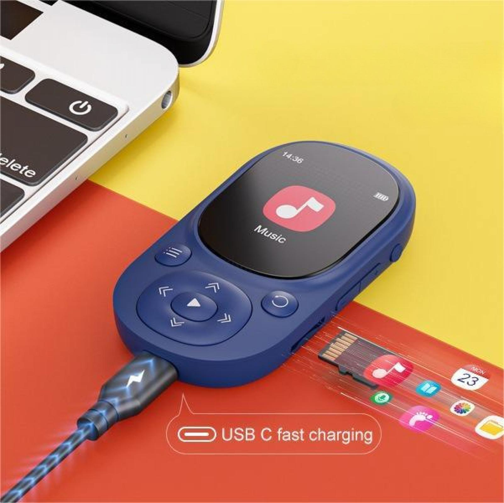 Ein blauer Musik-Player mit USB-C-Kabel, der eine Musik-App auf dem Bildschirm zeigt, und ein Laptop im Hintergrund.