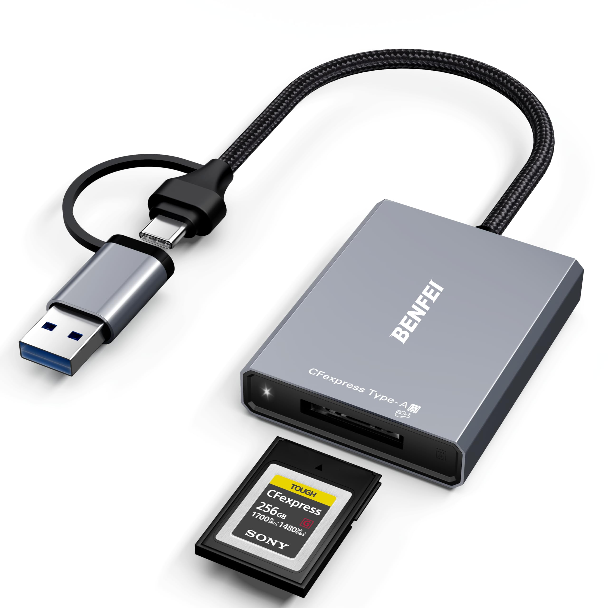 Ein silberner und schwarzer Kartenleser mit schwarzem Kabel und USB- und USB-C-Anschlüssen. Eine Sony CFexpress-Karte ist vorhanden.